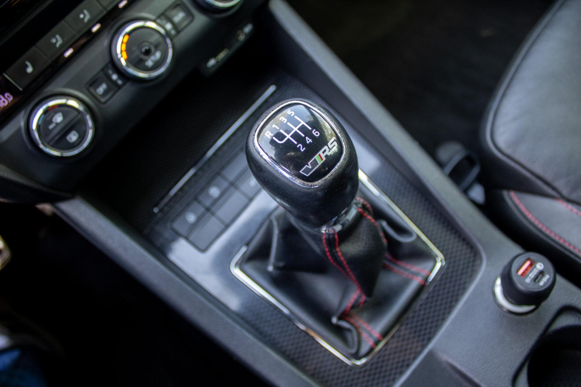 2015 Skoda Octavia RS, bílá kombi, 269 760 km