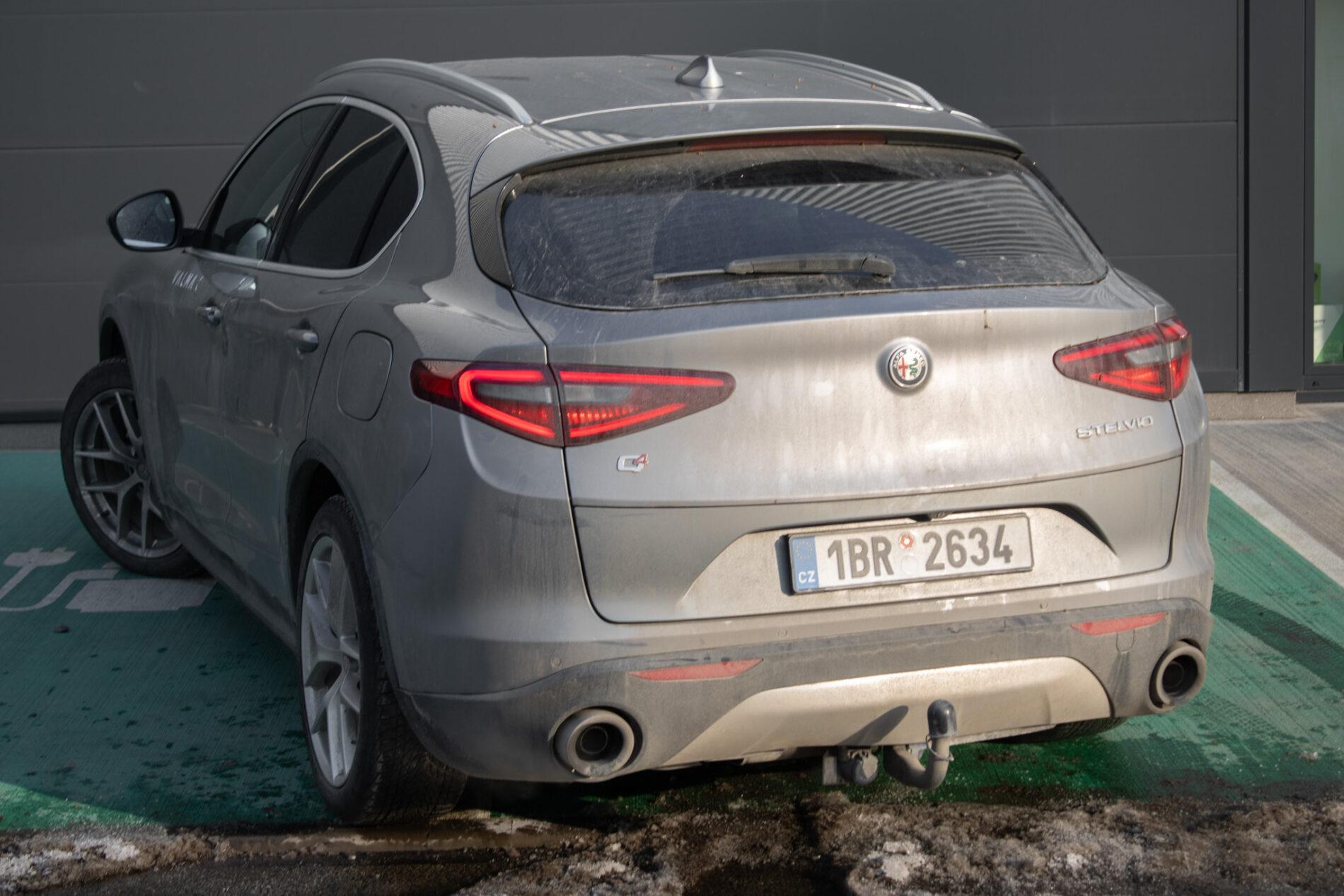 2017 Alfa Romeo Stelvio, šedá suv, 160 000 km