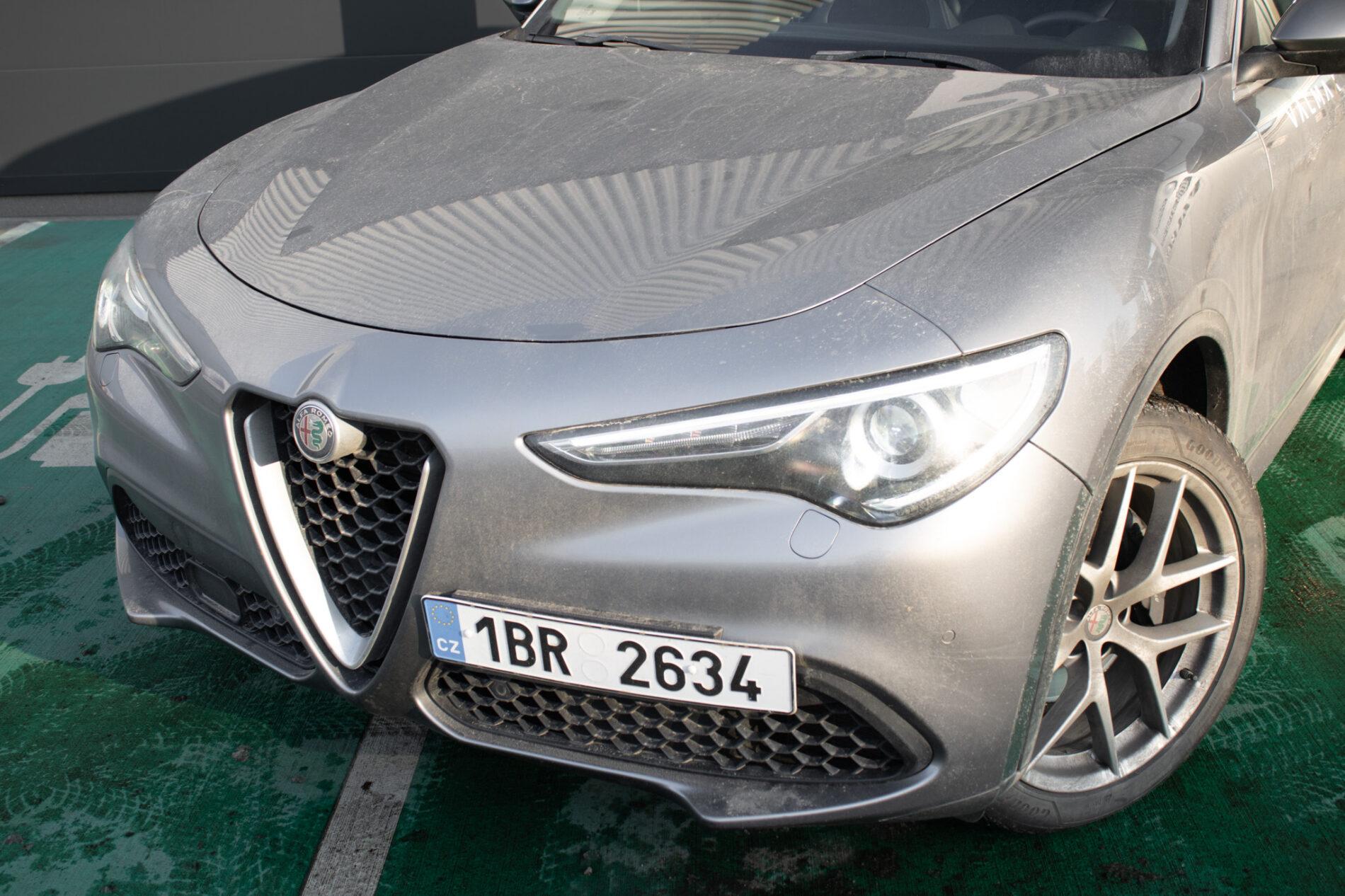 2017 Alfa Romeo Stelvio, šedá suv, 160 000 km