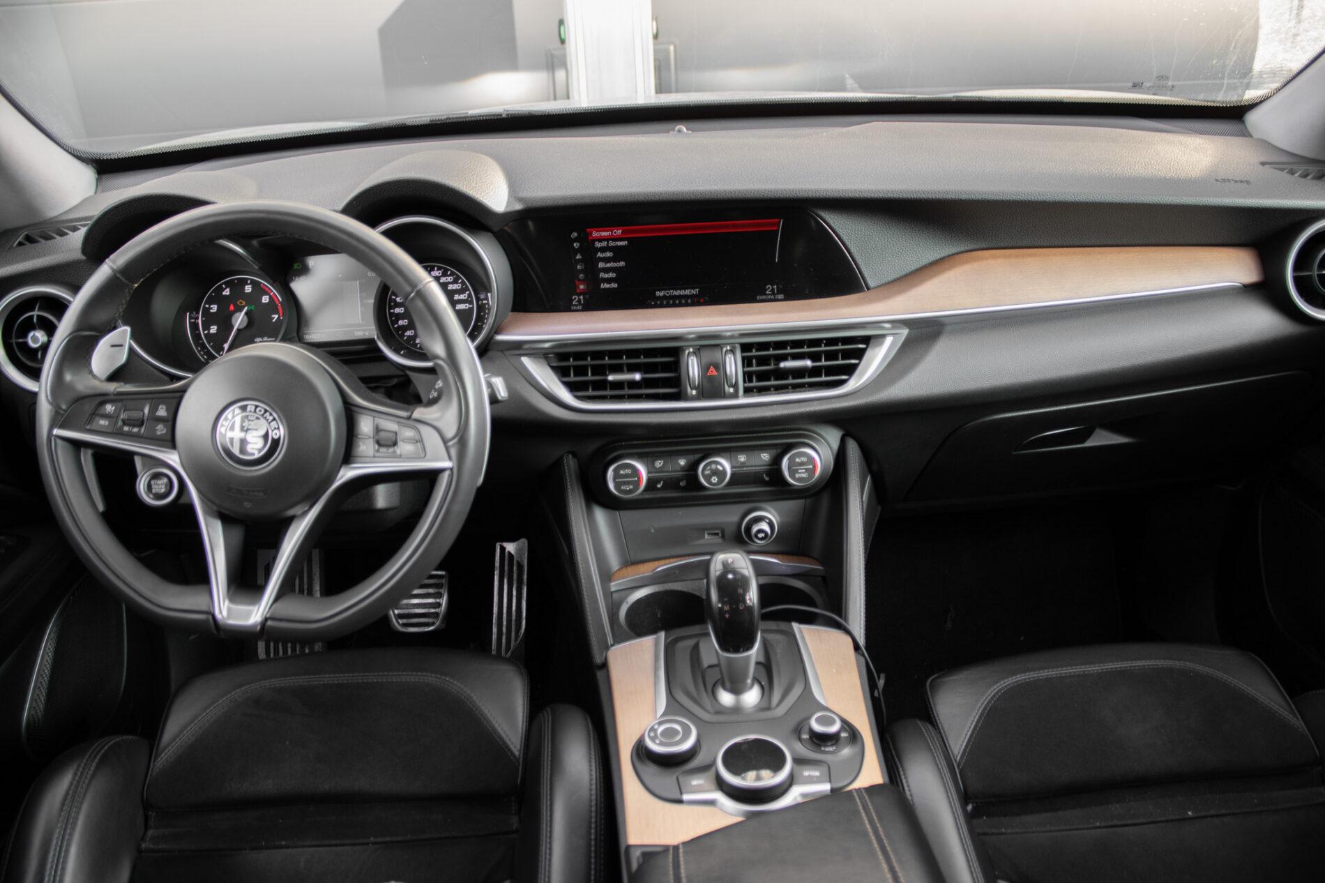 2017 Alfa Romeo Stelvio, šedá suv, 160 000 km