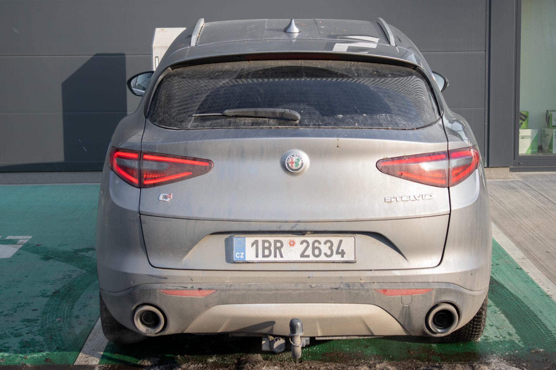 2017 Alfa Romeo Stelvio, šedá suv, 160 000 km