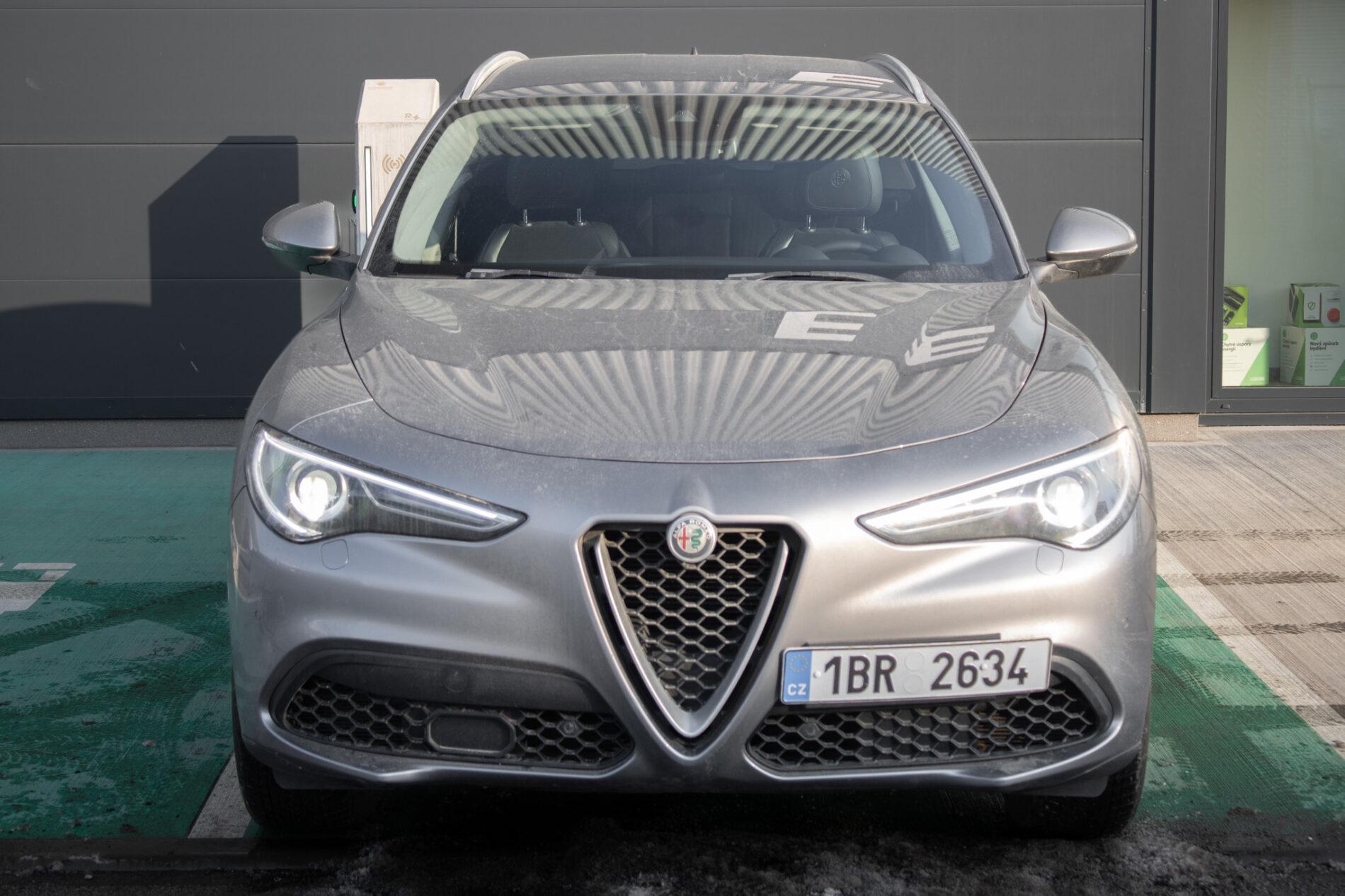 2017 Alfa Romeo Stelvio, šedá suv, 160 000 km