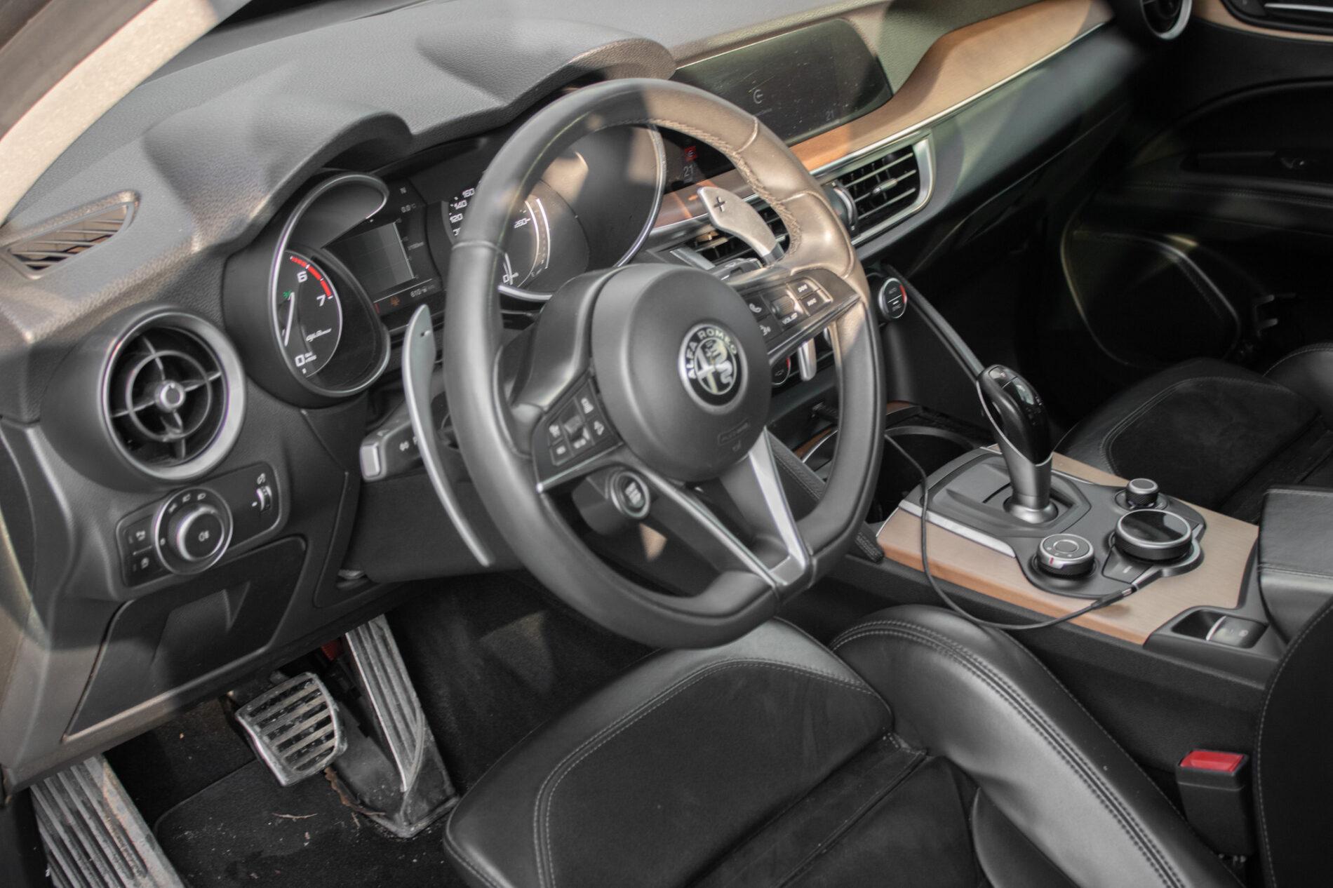 2017 Alfa Romeo Stelvio, šedá suv, 160 000 km