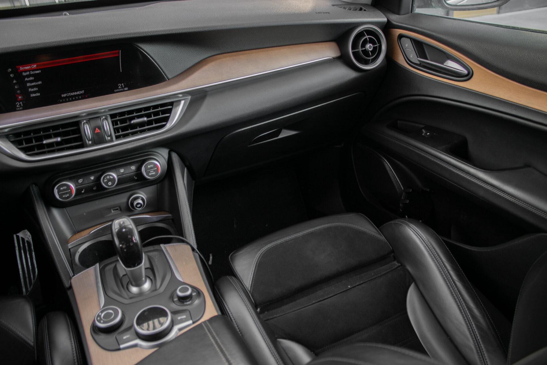 2017 Alfa Romeo Stelvio, šedá suv, 160 000 km