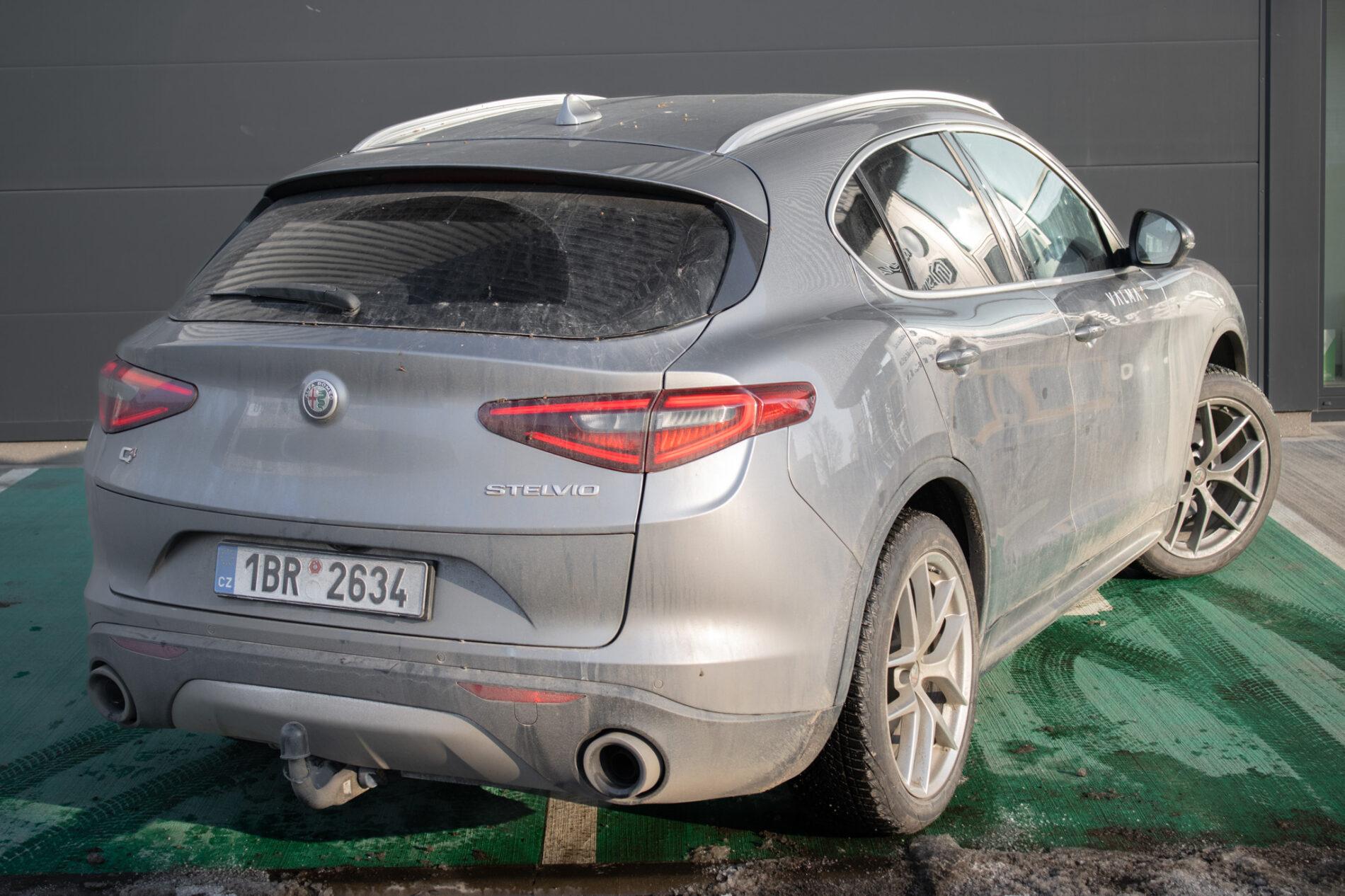 2017 Alfa Romeo Stelvio, šedá suv, 160 000 km