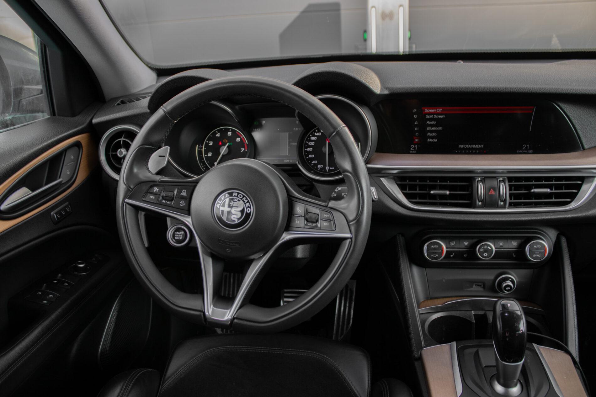2017 Alfa Romeo Stelvio, šedá suv, 160 000 km