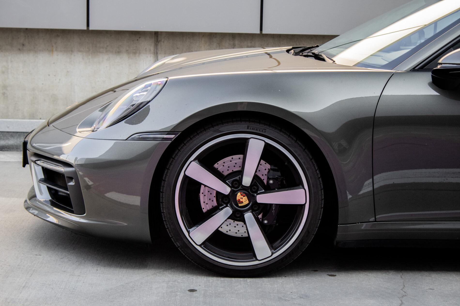 2021 Porsche 992 Carrera 4S, zelená kupé, 27 175 km