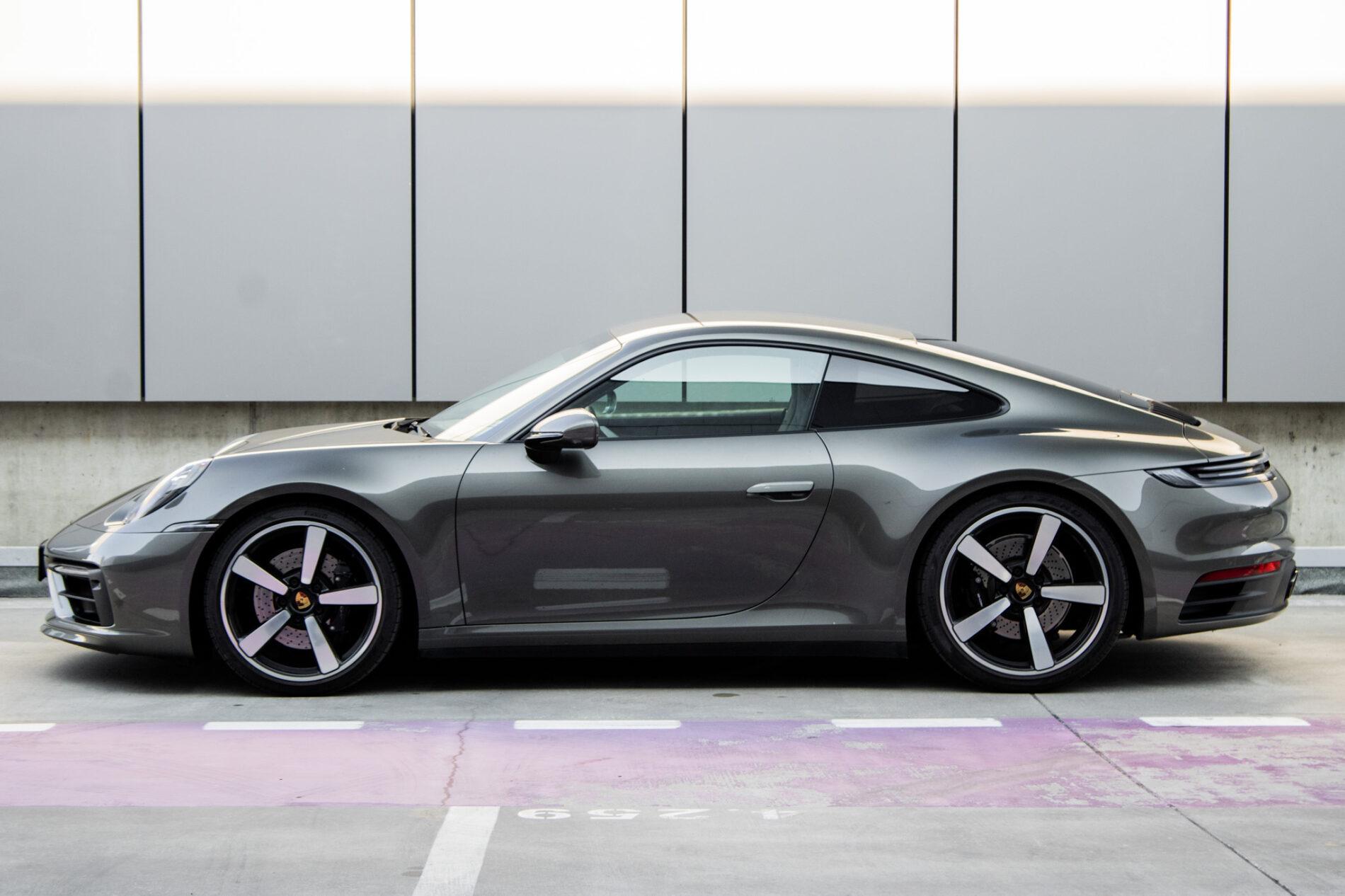2021 Porsche 992 Carrera 4S, zelená kupé, 27 175 km