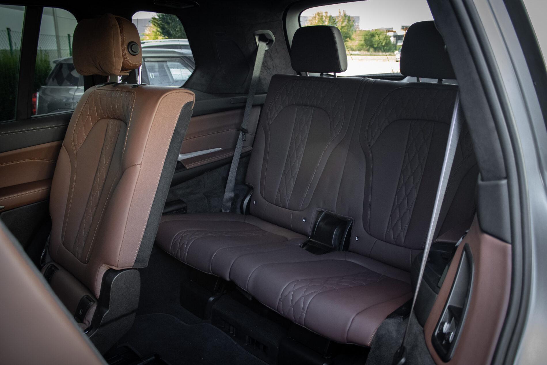 2024 BMW X7 M60i, šedá suv, 65 300 km