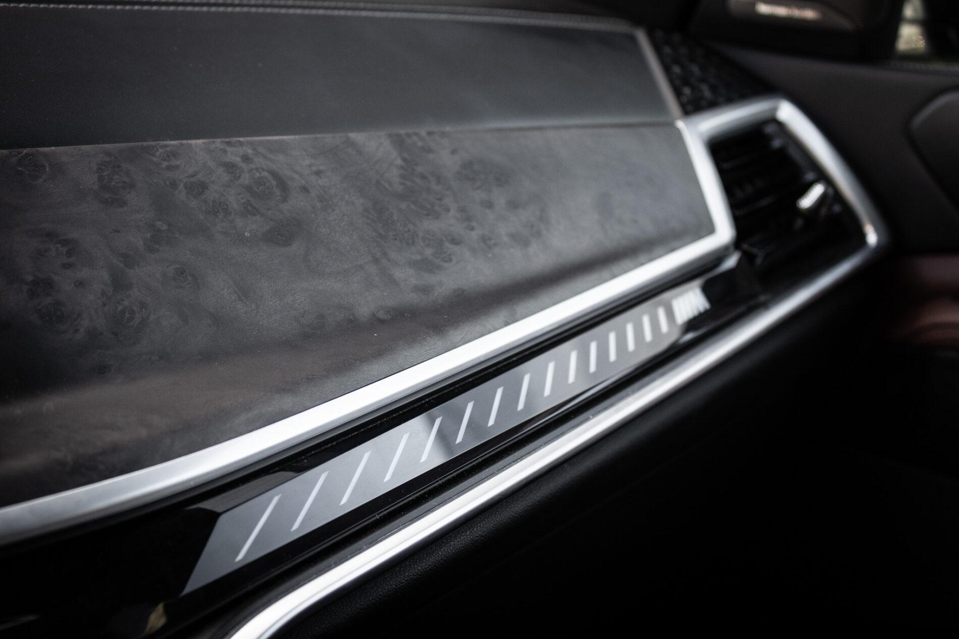 2024 BMW X7 M60i, šedá suv, 65 300 km