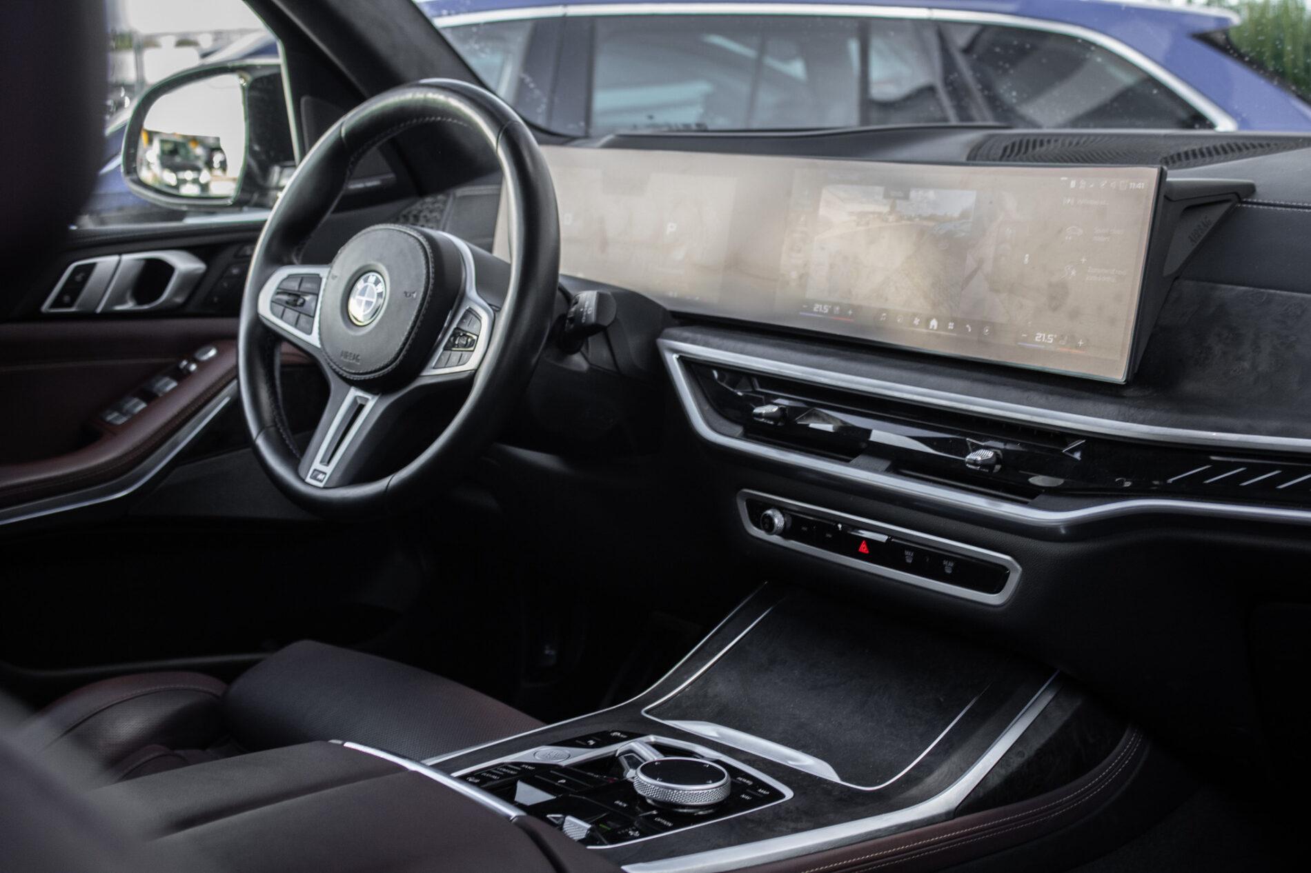 2024 BMW X7 M60i, šedá suv, 65 300 km