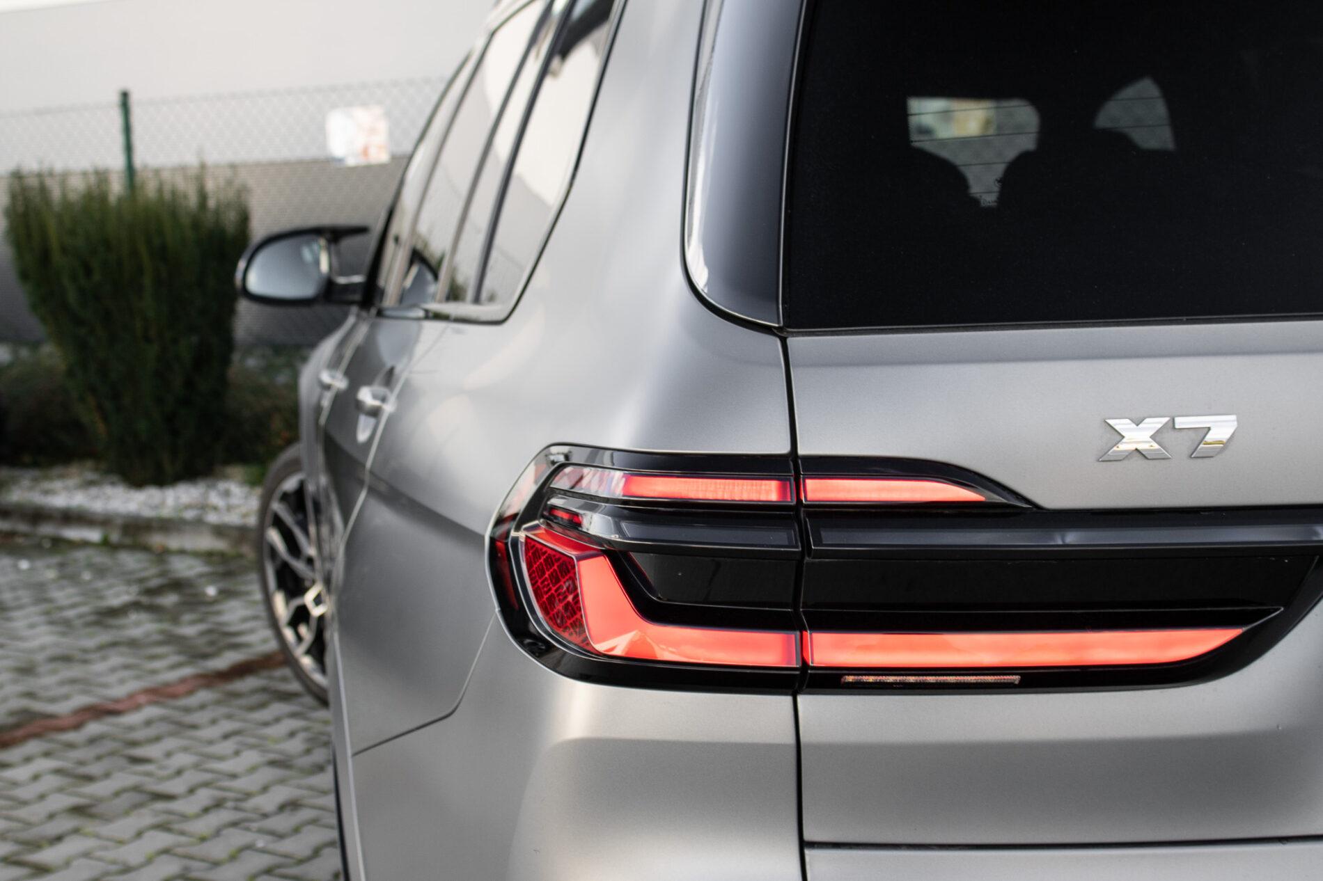 2024 BMW X7 M60i, šedá suv, 65 300 km