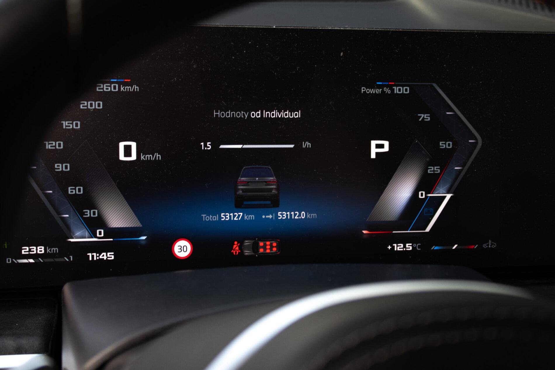 2024 BMW X7 M60i, šedá suv, 65 300 km
