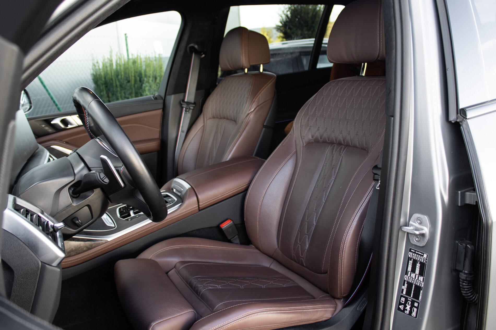 2024 BMW X7 M60i, šedá suv, 65 300 km