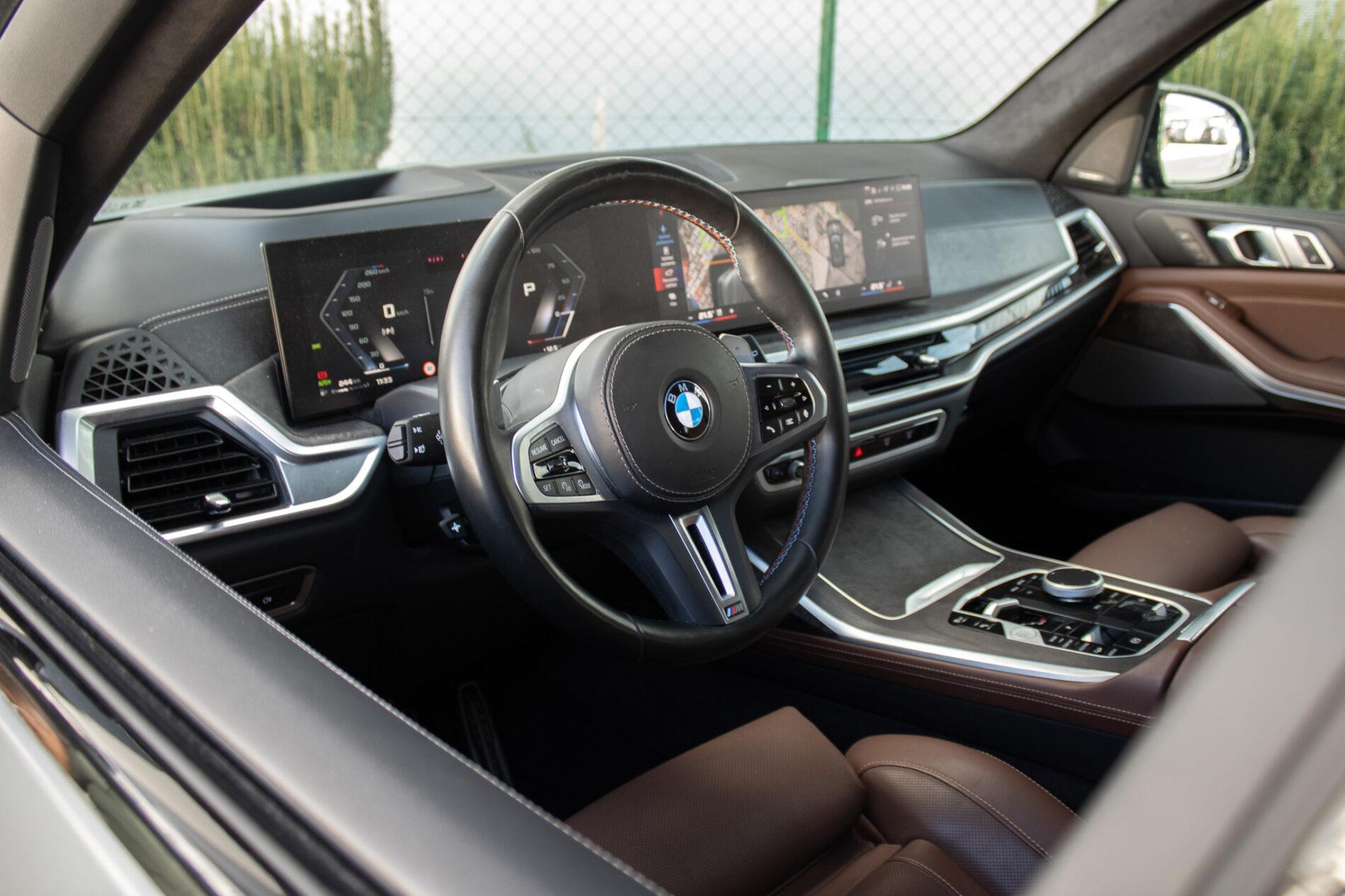 2024 BMW X7 M60i, šedá suv, 65 300 km