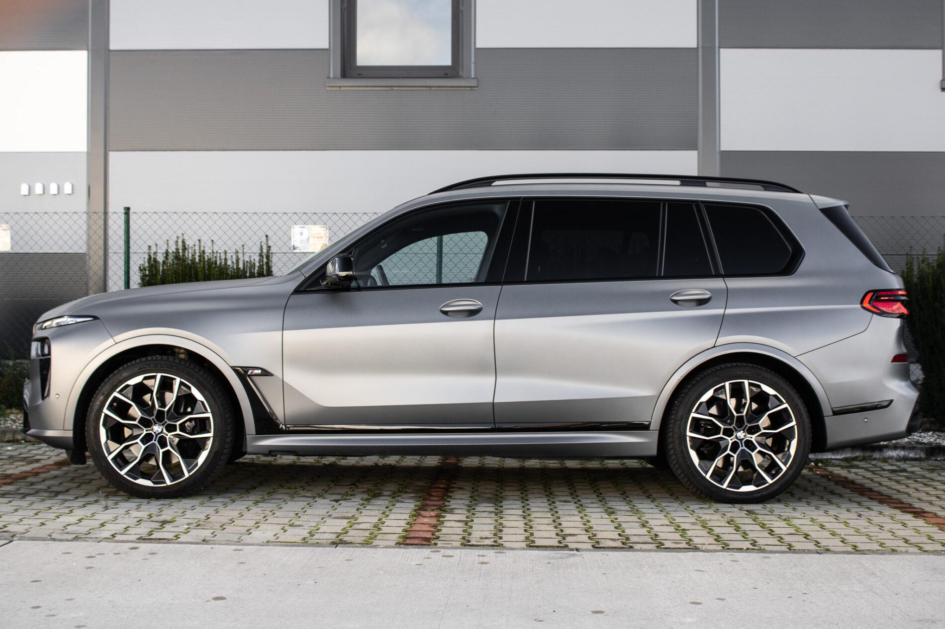 2024 BMW X7 M60i, šedá suv, 65 300 km