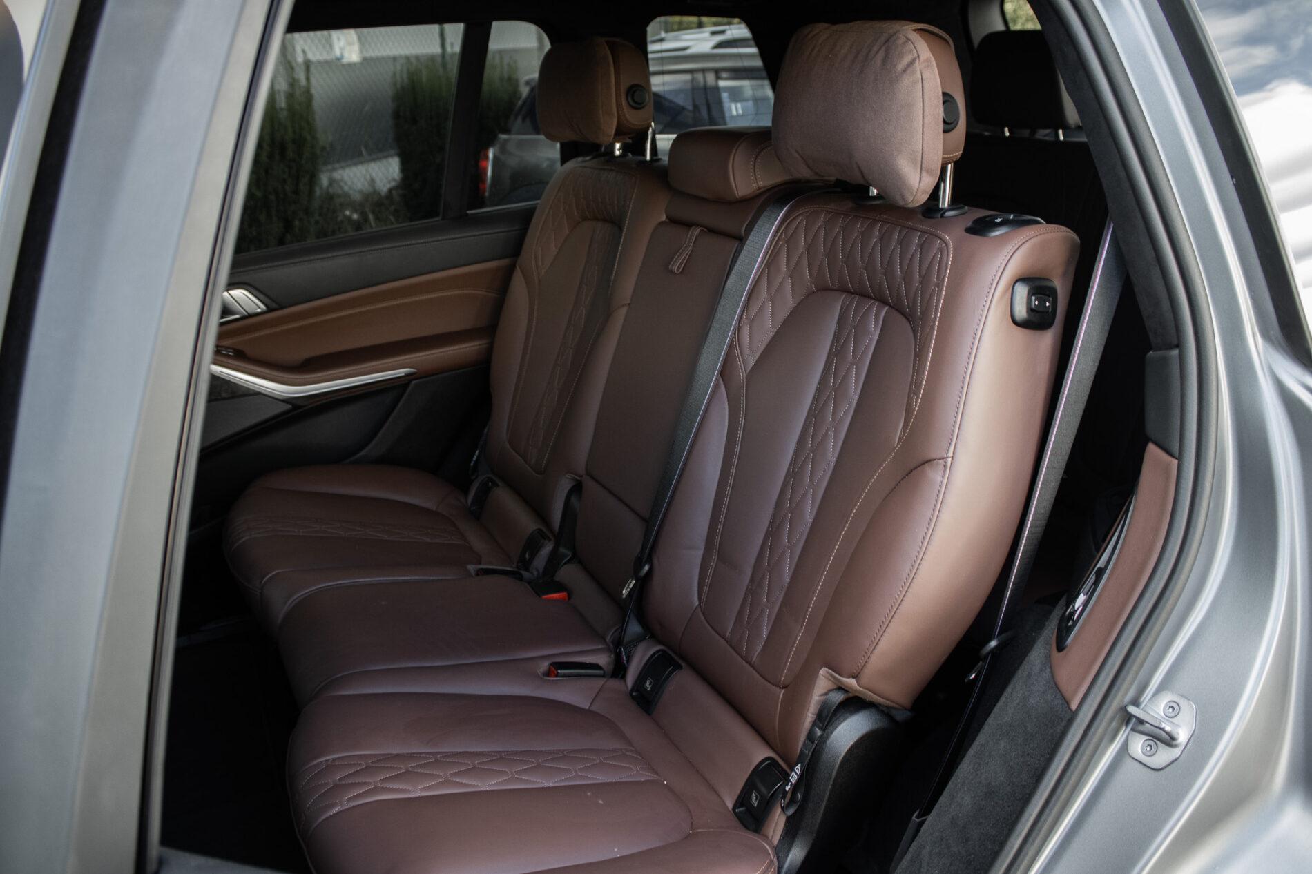2024 BMW X7 M60i, šedá suv, 65 300 km