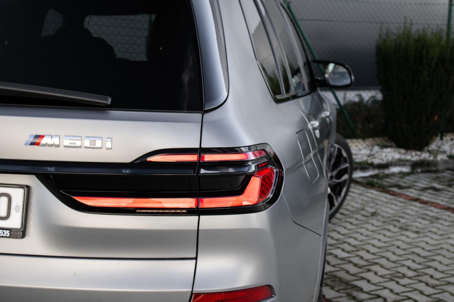 2024 BMW X7 M60i, šedá suv, 65 300 km