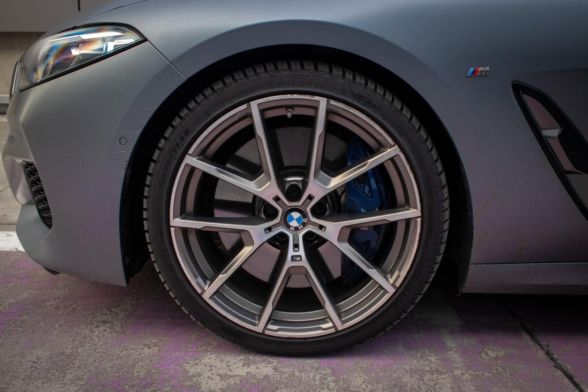 2021 BMW M850i, šedá kupé, 213 085 km