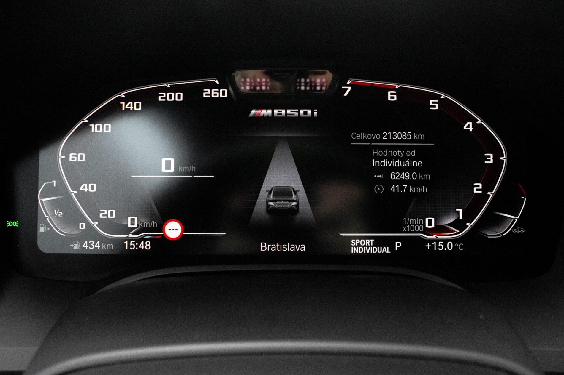 2021 BMW M850i, šedá kupé, 213 085 km