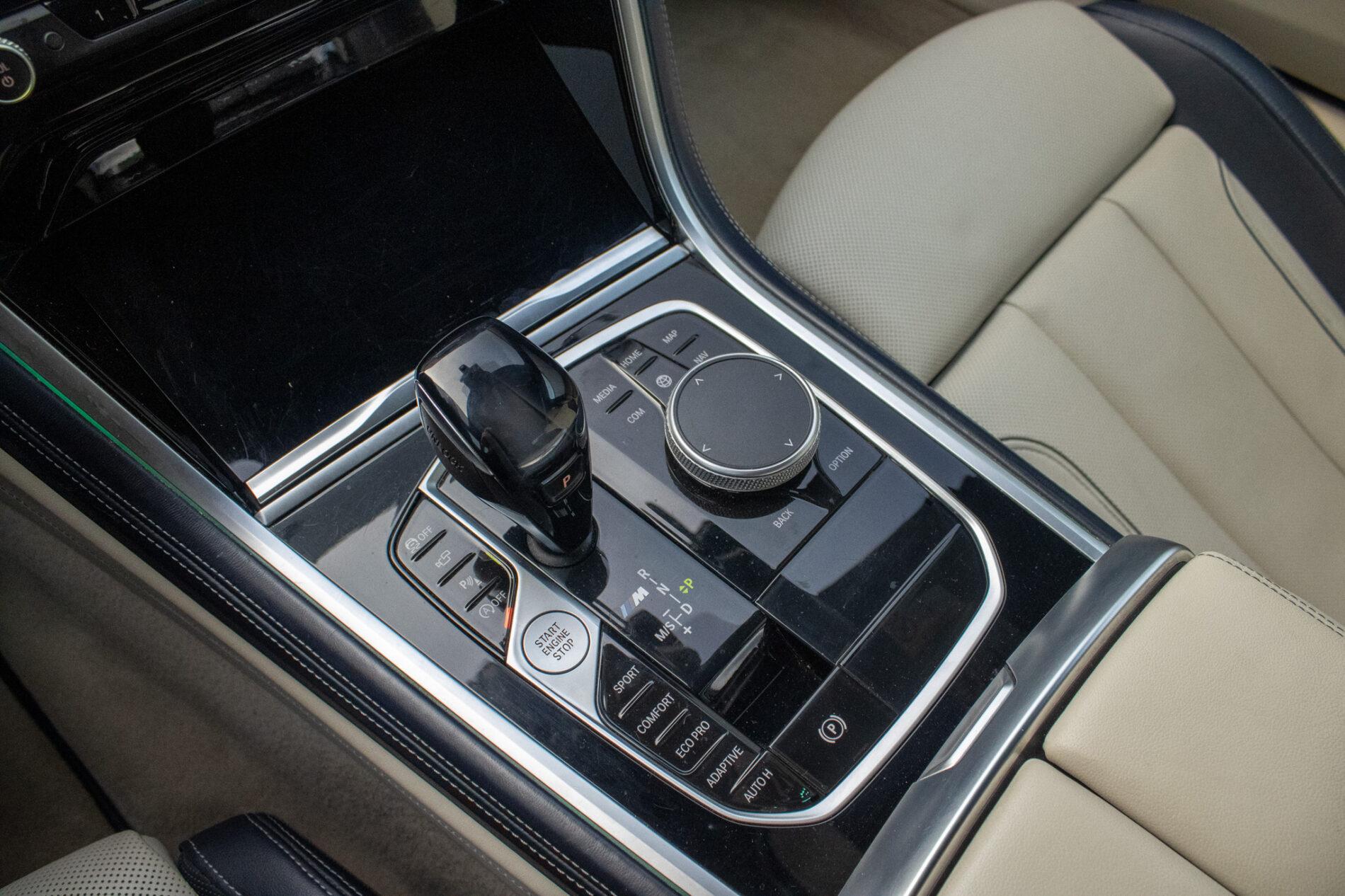 2021 BMW M850i, šedá kupé, 213 085 km