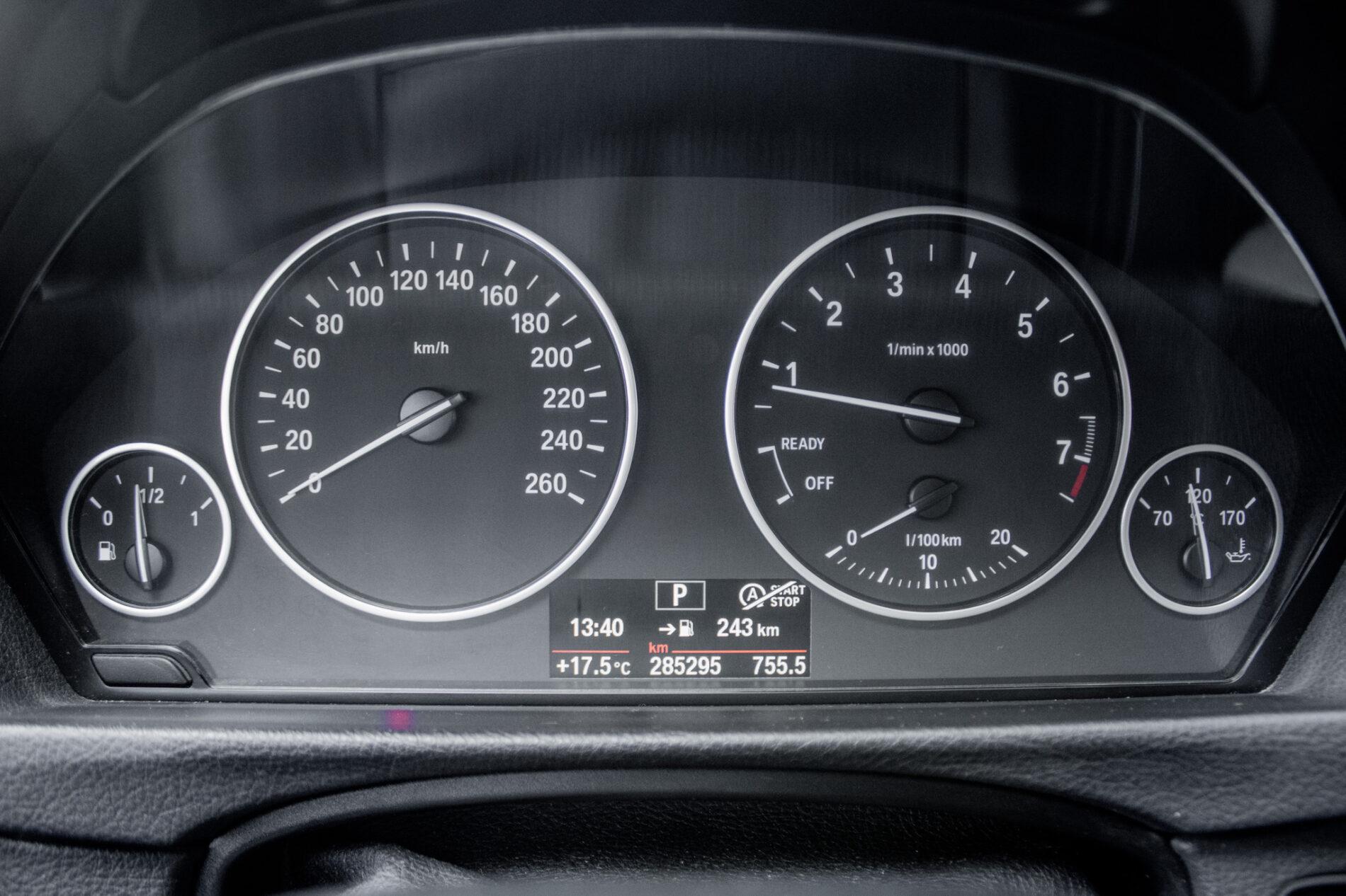 2016 BMW 320i, červená kombi, 285 295 km