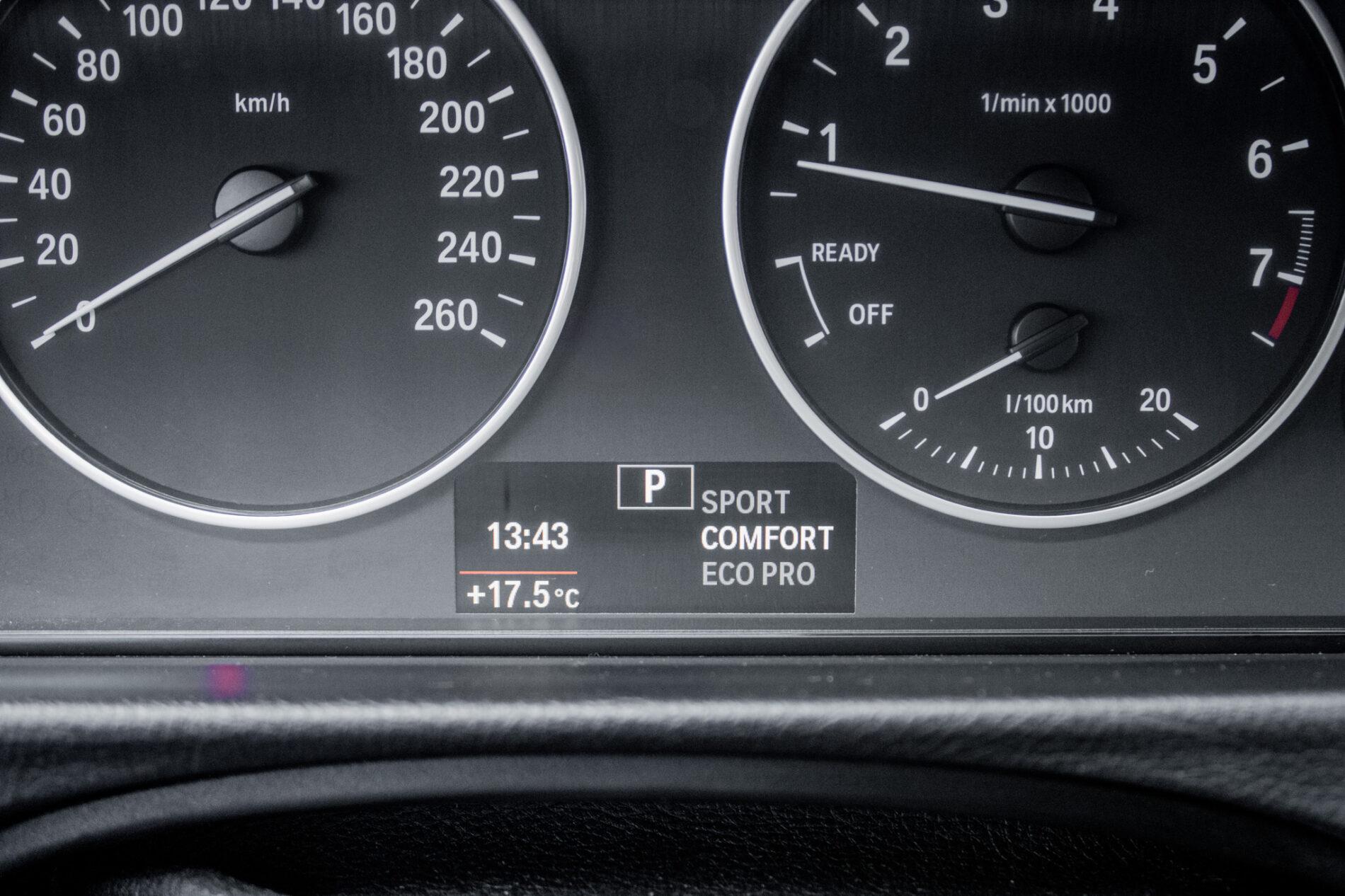 2016 BMW 320i, červená kombi, 285 295 km
