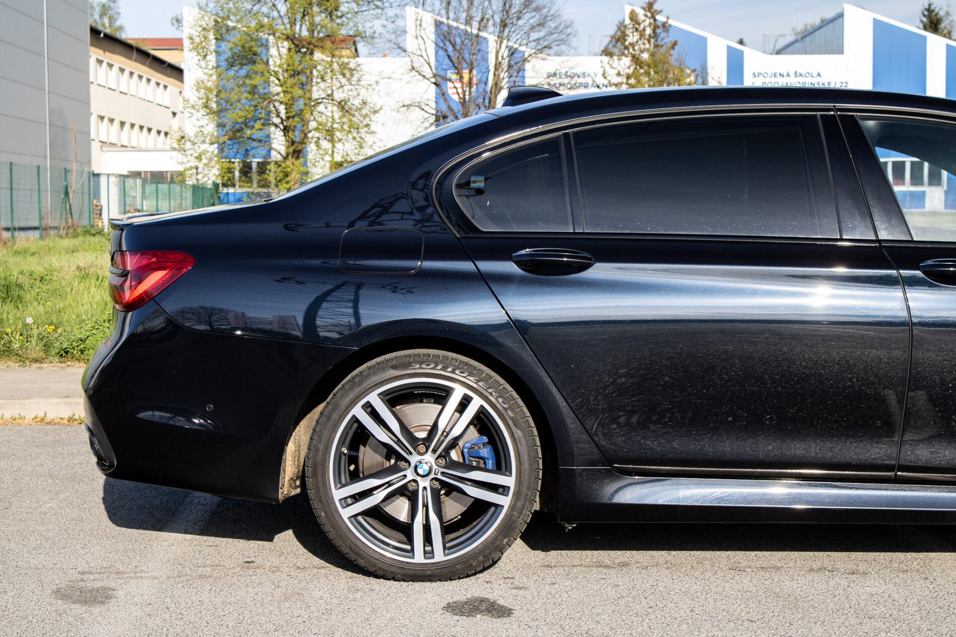2017 BMW 750d, modrá sedan, 200 307 km