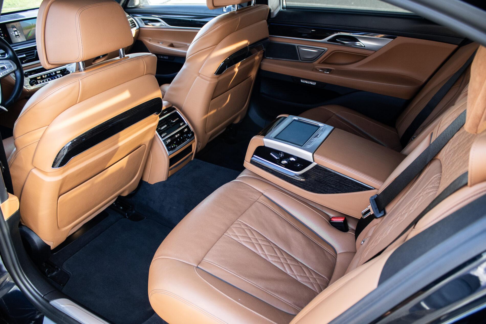 2017 BMW 750d, modrá sedan, 200 307 km