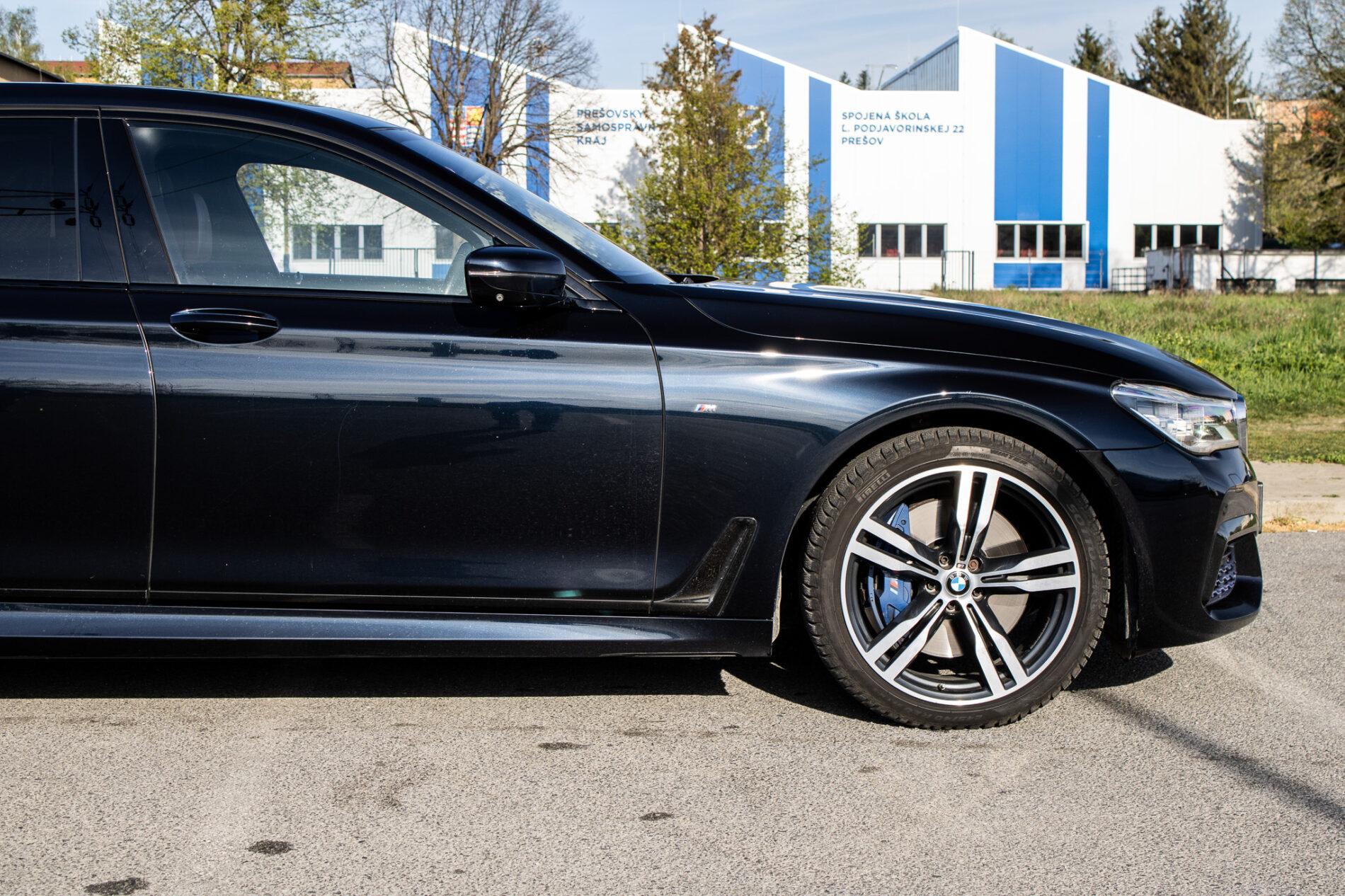 2017 BMW 750d, modrá sedan, 200 307 km