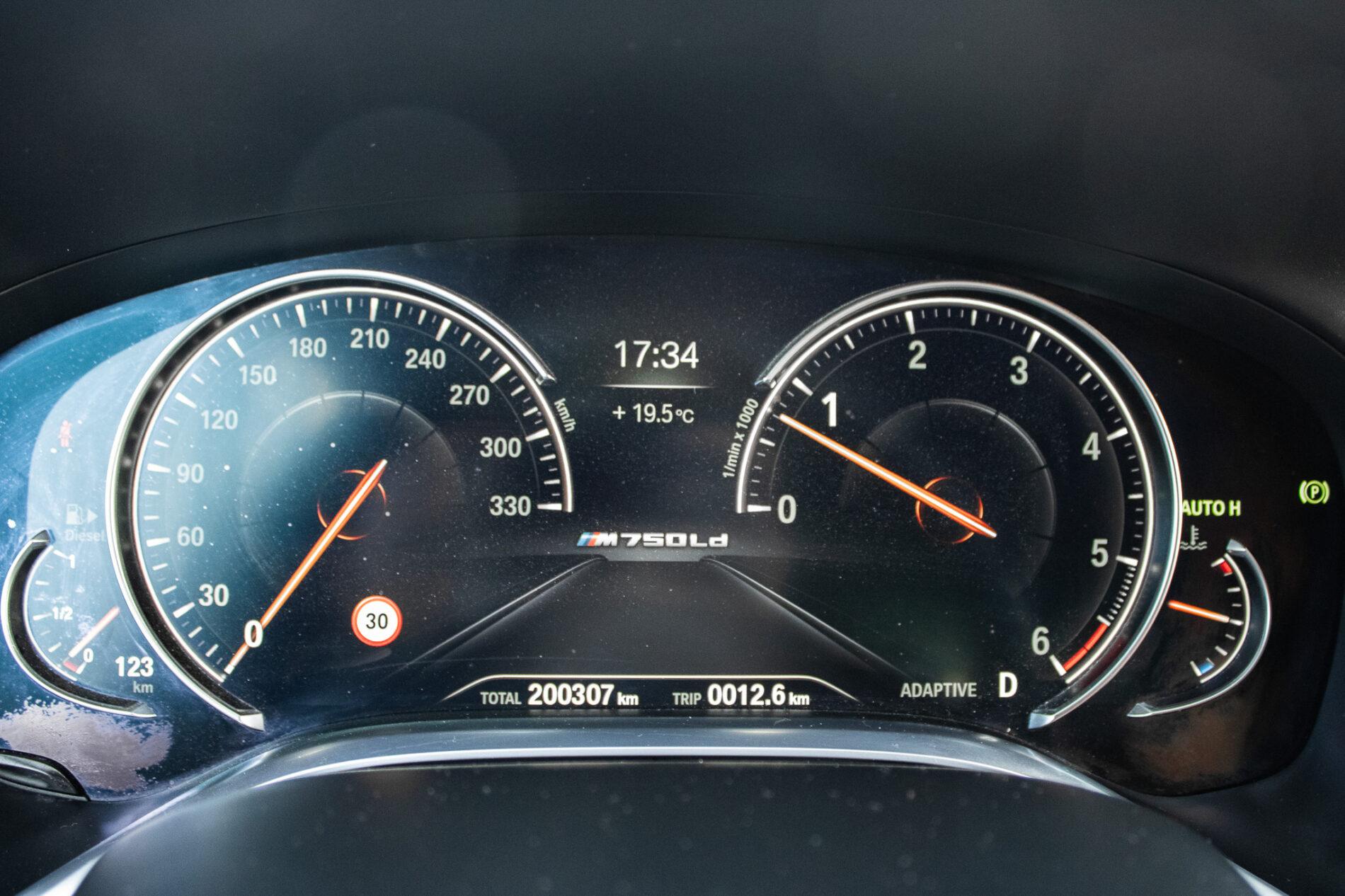2017 BMW 750d, modrá sedan, 200 307 km