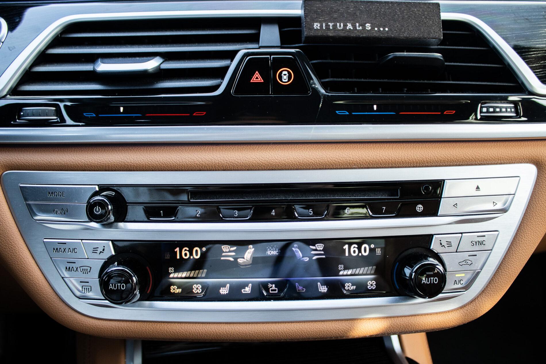 2017 BMW 750d, modrá sedan, 200 307 km