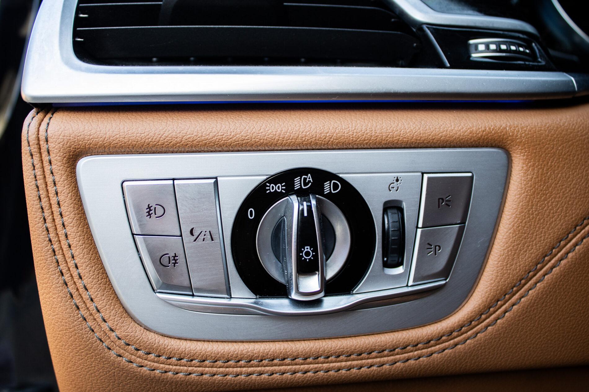 2017 BMW 750d, modrá sedan, 200 307 km