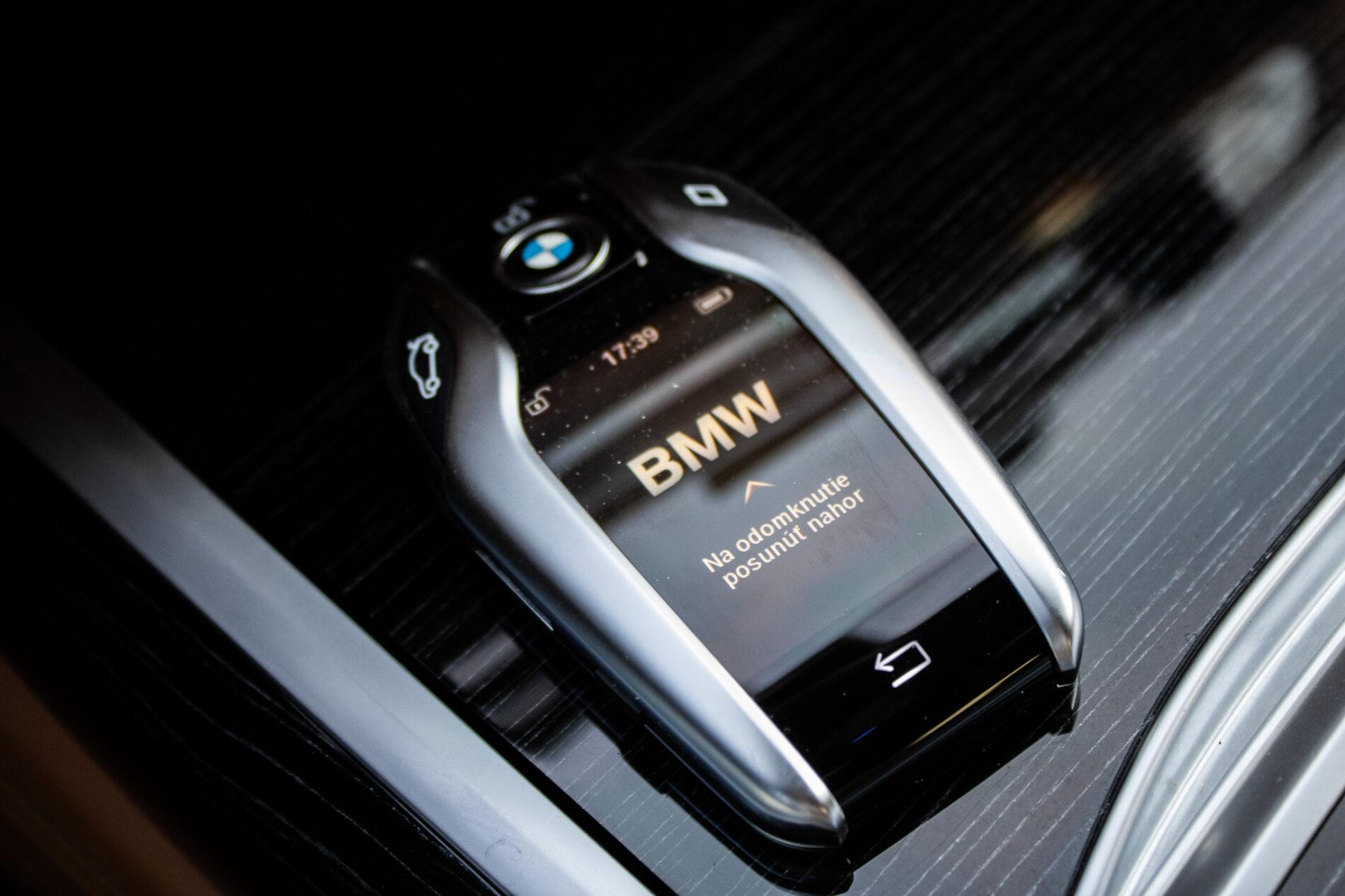 2017 BMW 750d, modrá sedan, 200 307 km