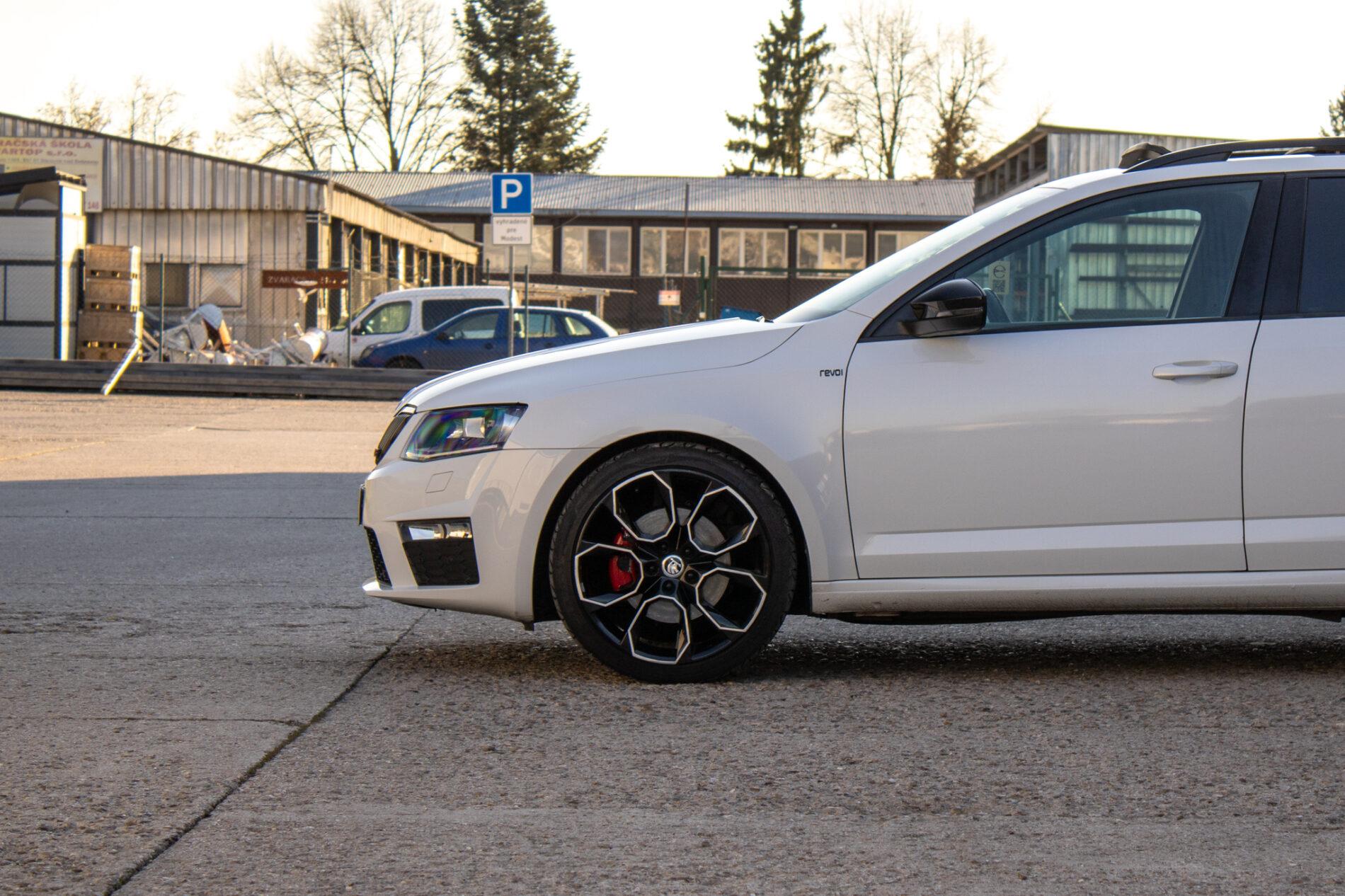 2016 Skoda Octavia RS, bílá kombi, 253 701 km