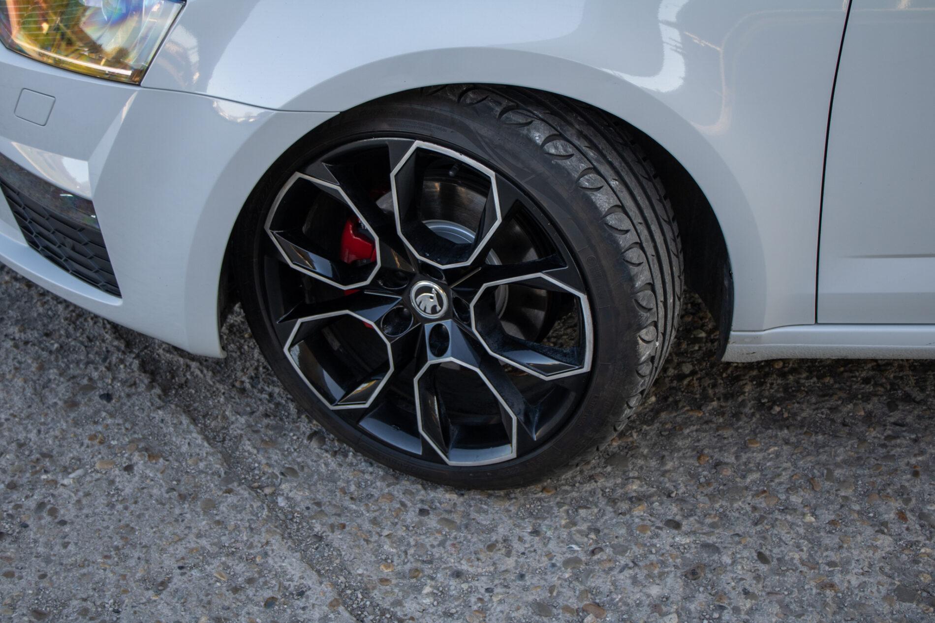 2016 Skoda Octavia RS, bílá kombi, 253 701 km