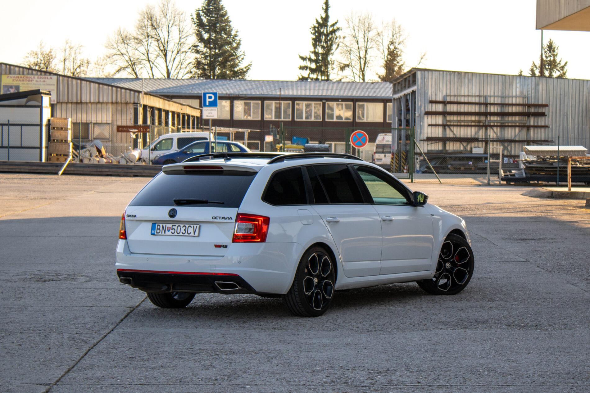 2016 Skoda Octavia RS, bílá kombi, 253 701 km
