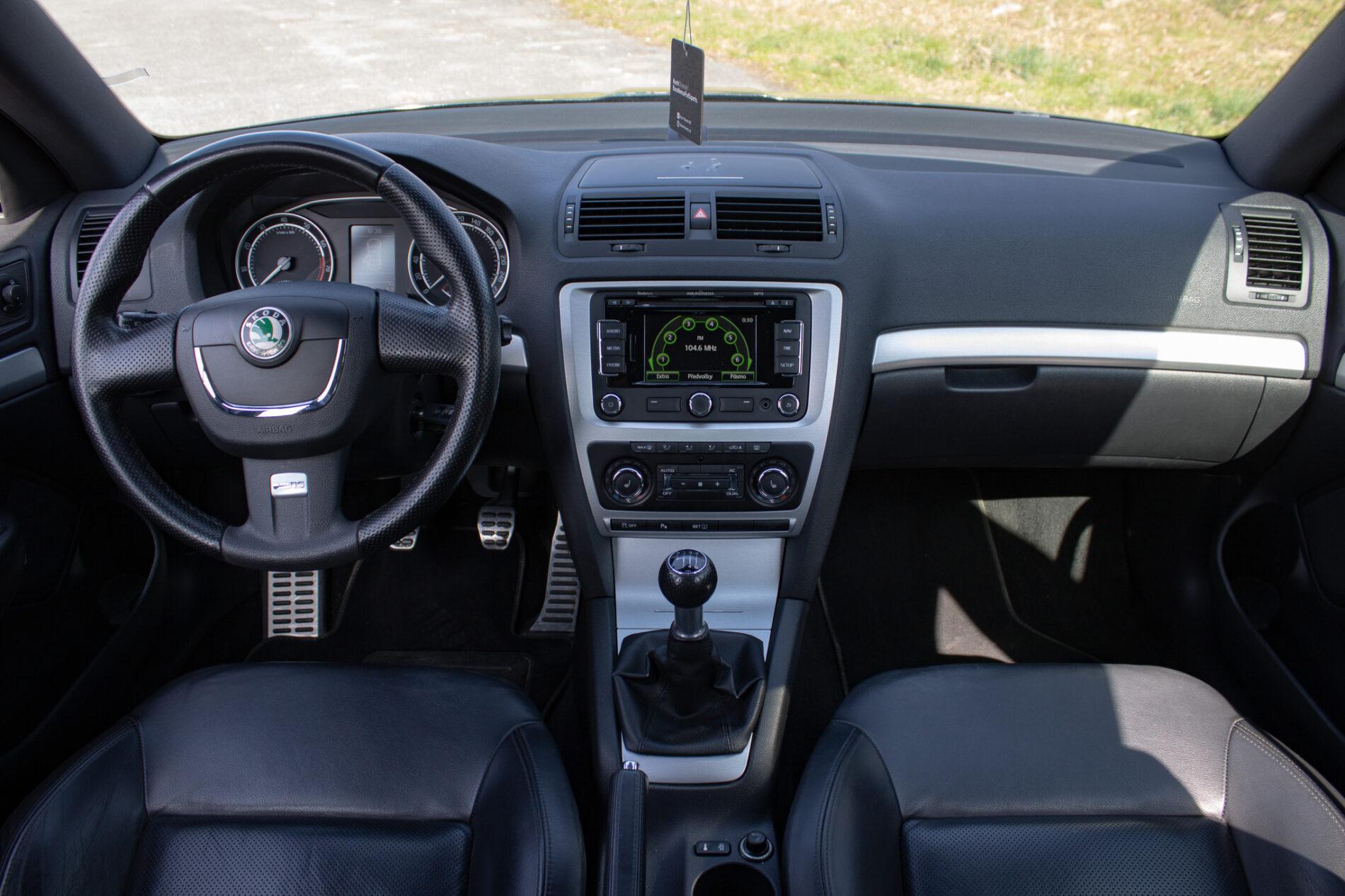 2011 Skoda Octavia RS, černá kombi, 190 807 km