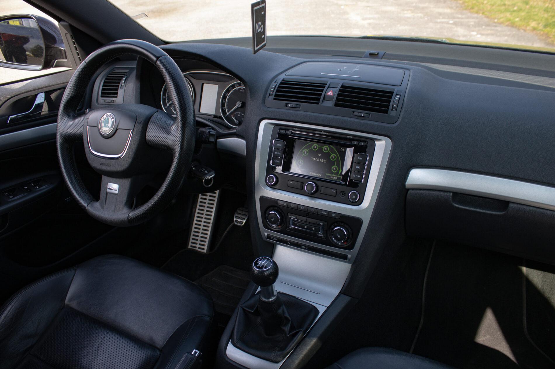 2011 Skoda Octavia RS, černá kombi, 190 807 km