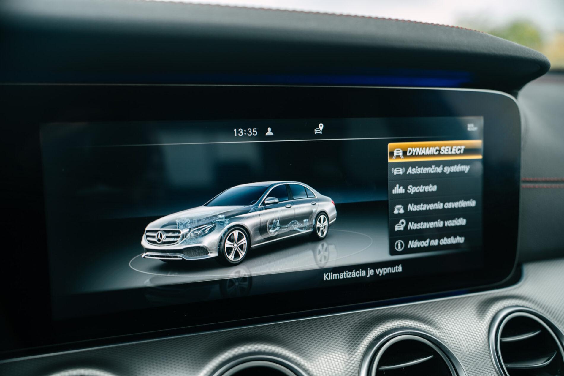 2017 Mercedes-Benz E 43 AMG, bílá sedan, 148 749 km