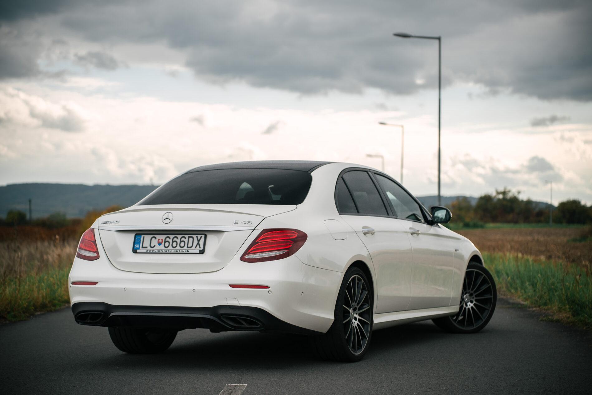 2017 Mercedes-Benz E 43 AMG, bílá sedan, 148 749 km
