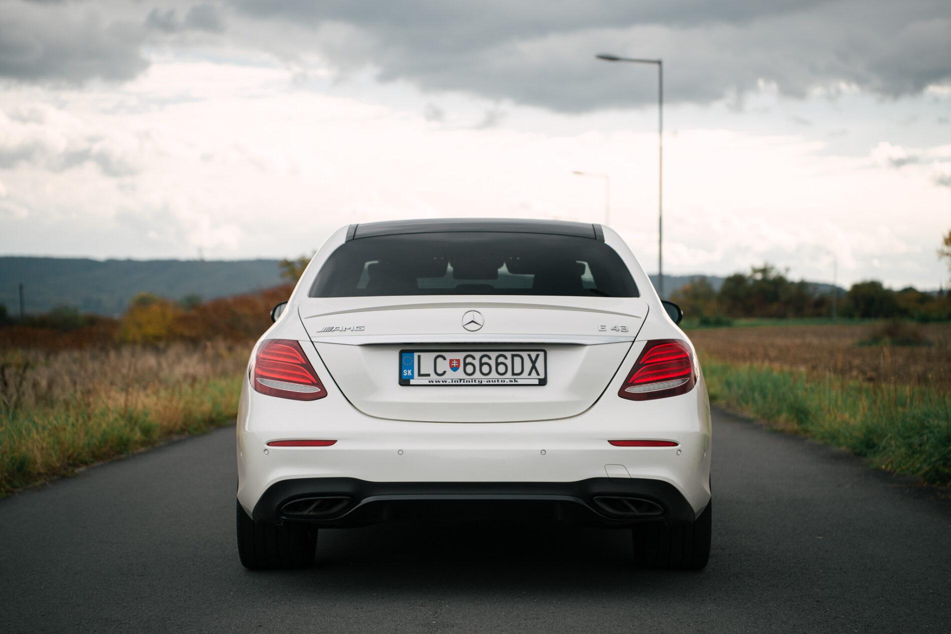 2017 Mercedes-Benz E 43 AMG, bílá sedan, 148 749 km