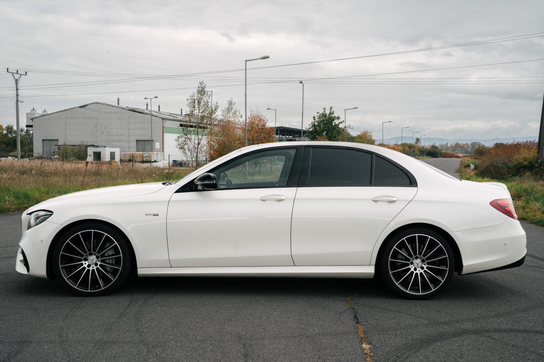 2017 Mercedes-Benz E 43 AMG, bílá sedan, 148 749 km