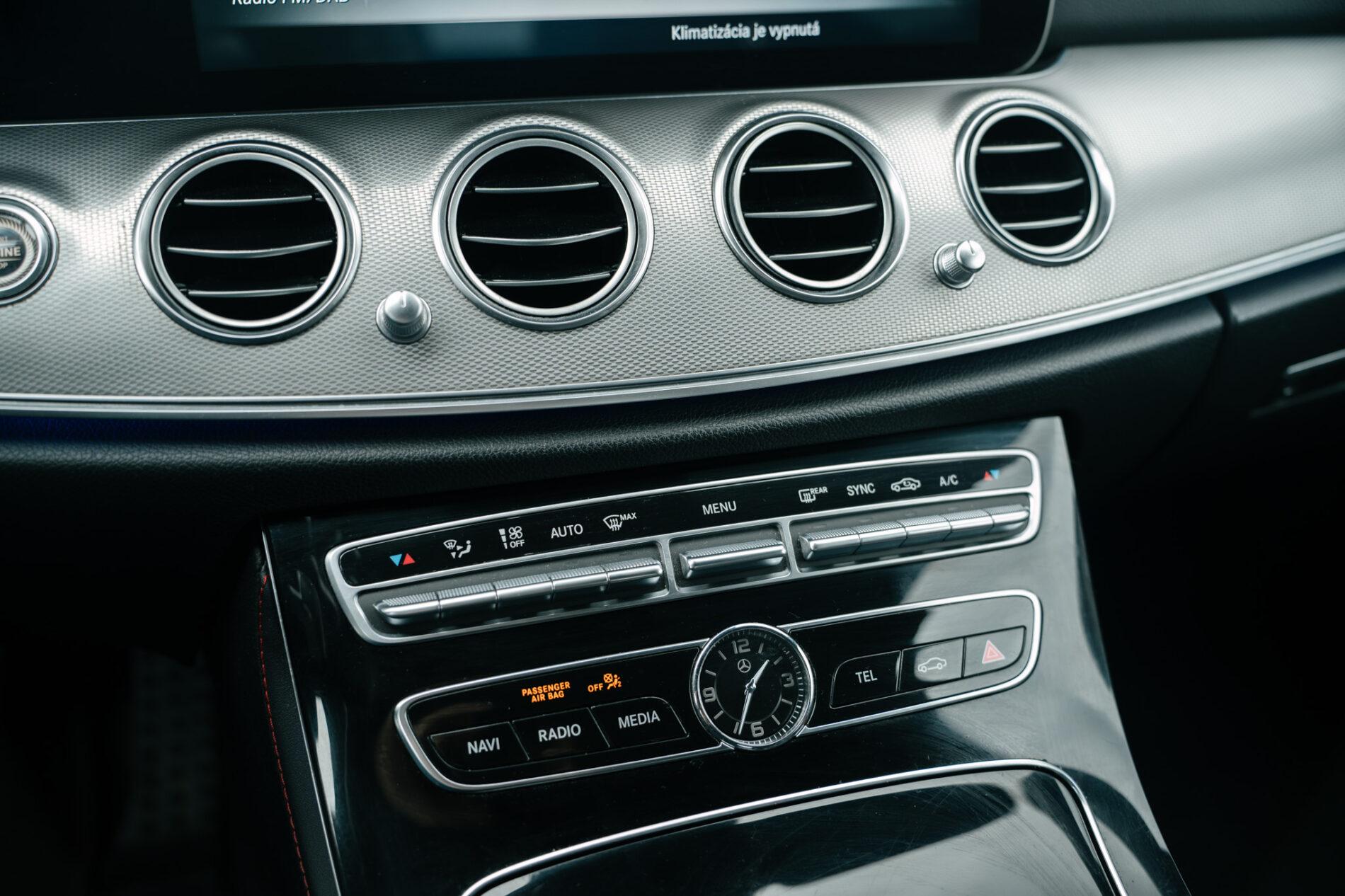2017 Mercedes-Benz E 43 AMG, bílá sedan, 148 749 km