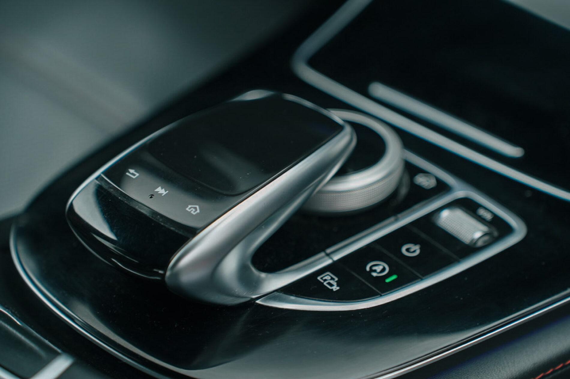 2017 Mercedes-Benz E 43 AMG, bílá sedan, 148 749 km