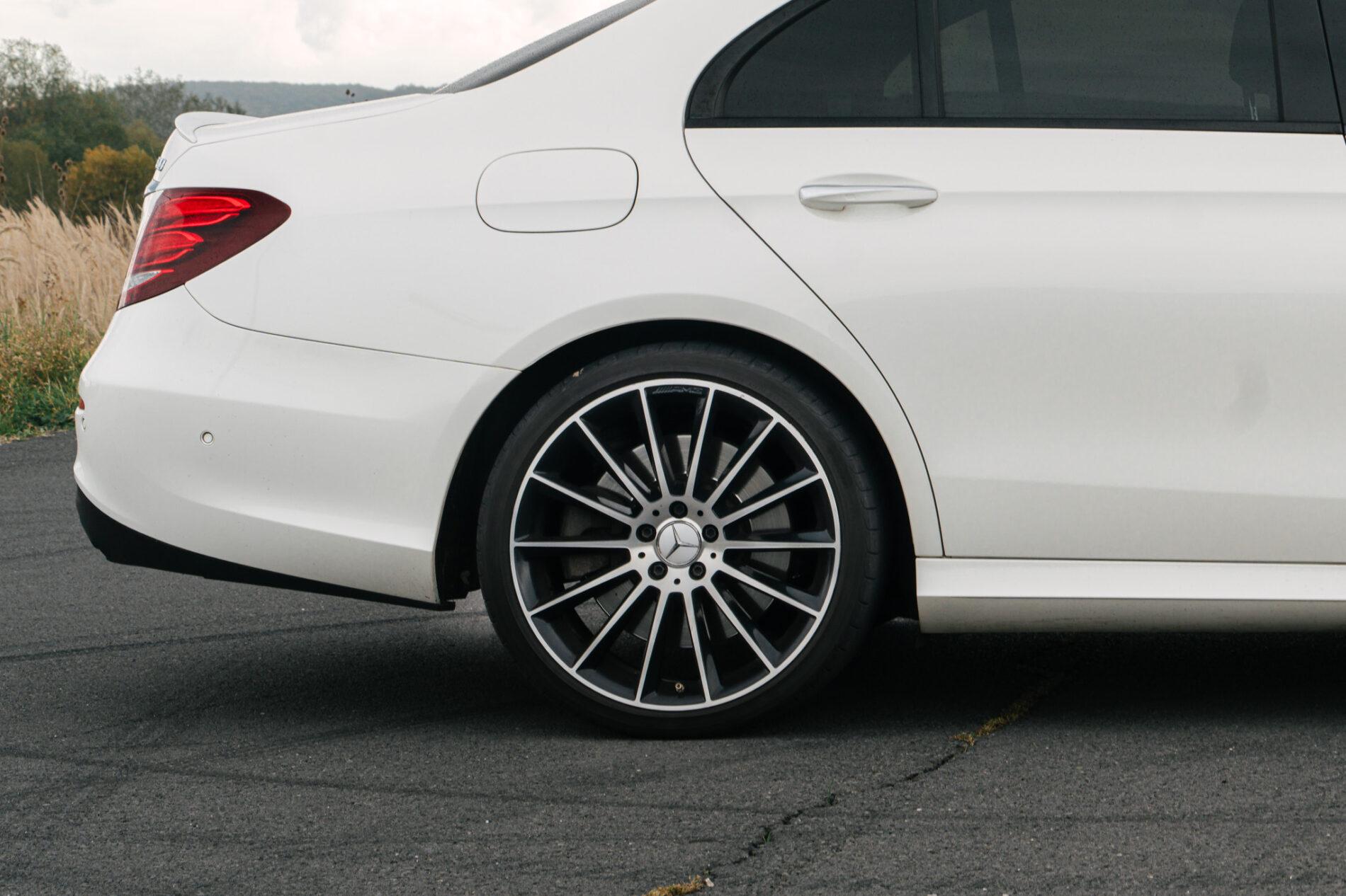 2017 Mercedes-Benz E 43 AMG, bílá sedan, 148 749 km