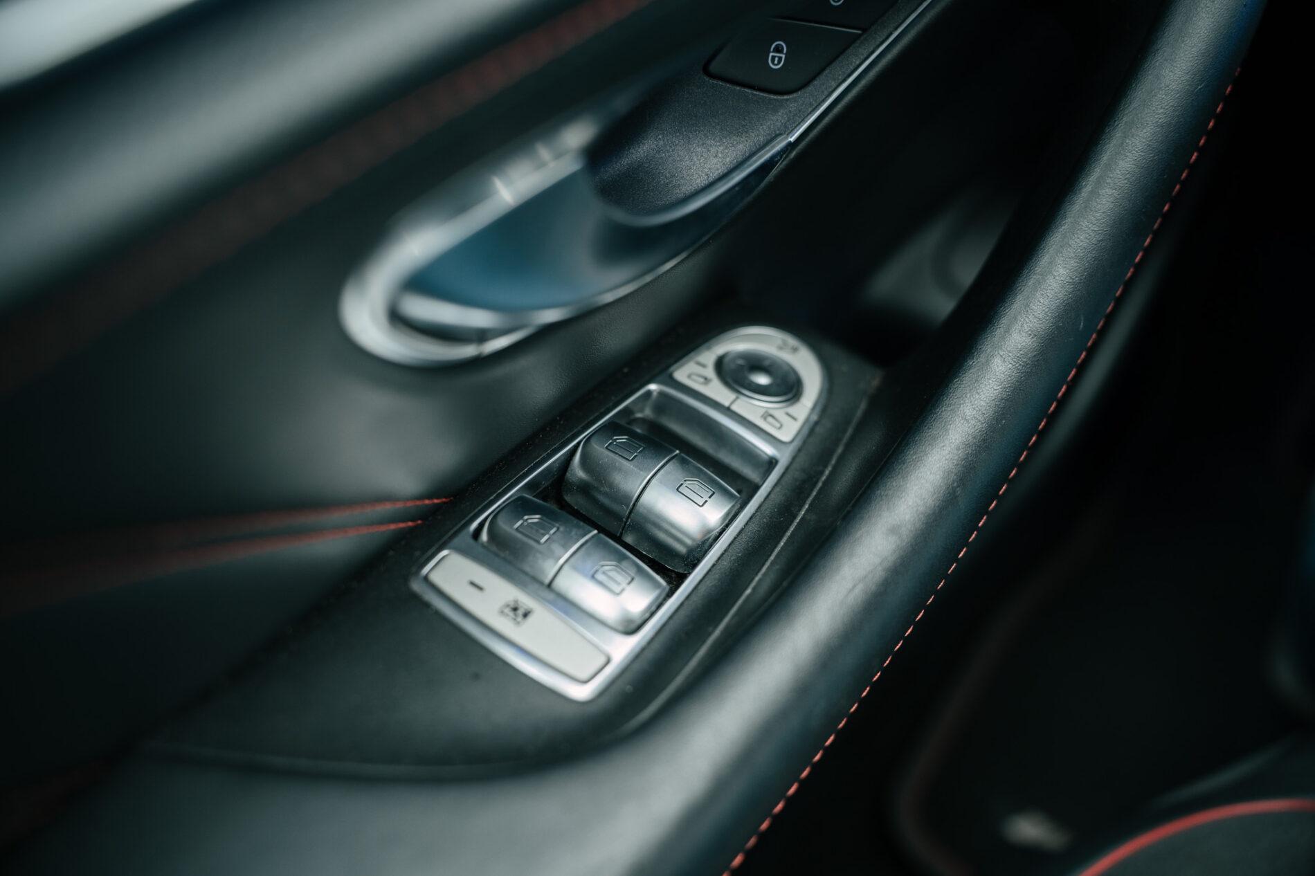 2017 Mercedes-Benz E 43 AMG, bílá sedan, 148 749 km