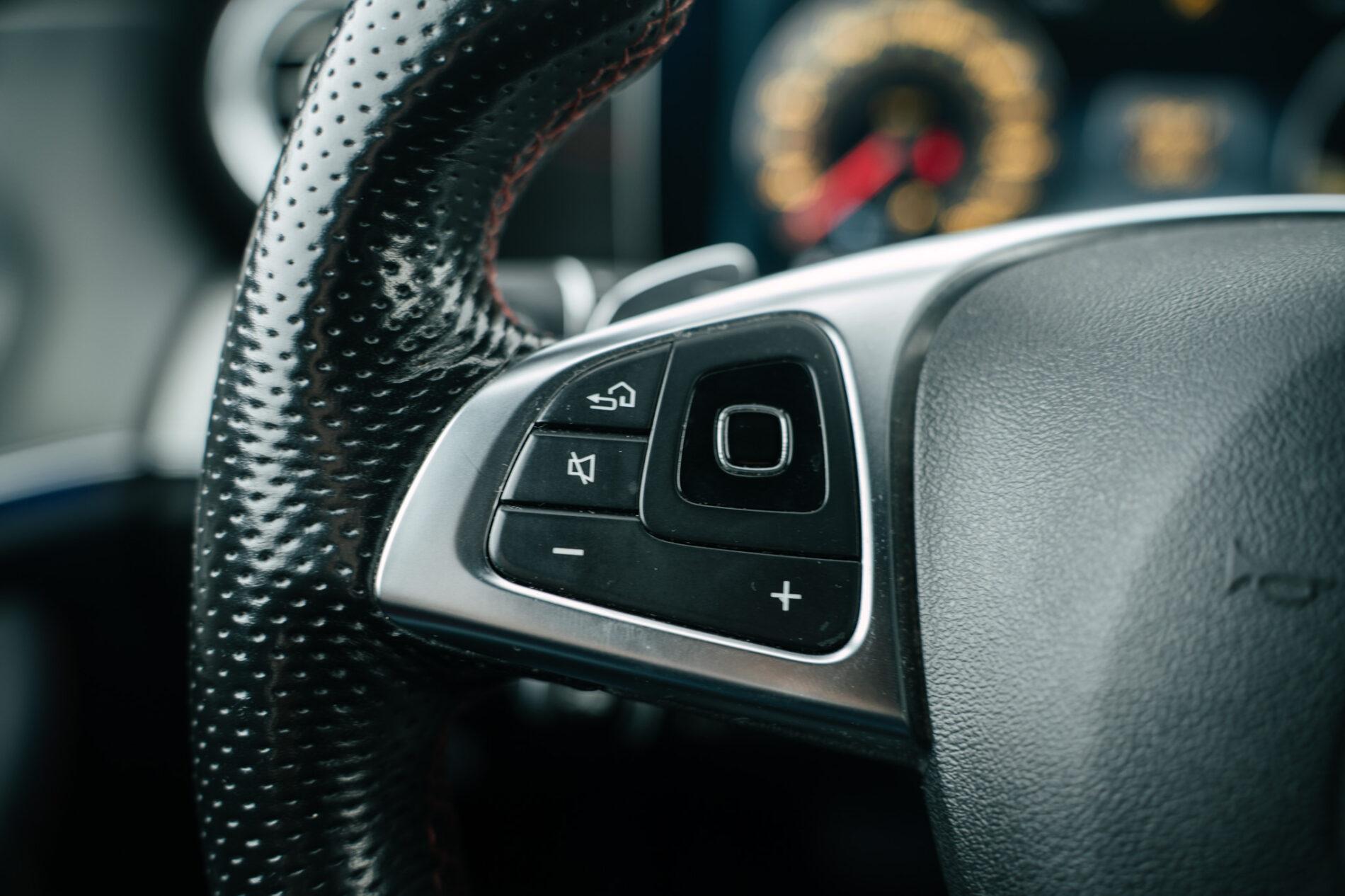 2017 Mercedes-Benz E 43 AMG, bílá sedan, 148 749 km
