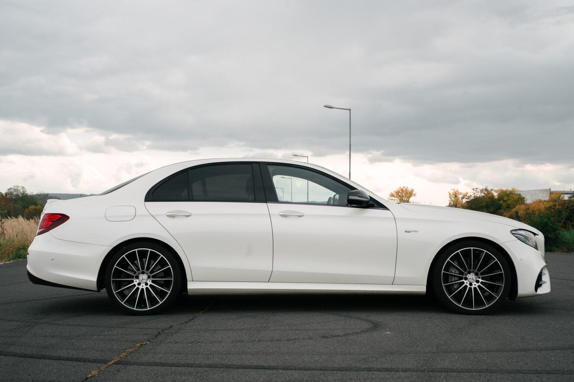 2017 Mercedes-Benz E 43 AMG, bílá sedan, 148 749 km