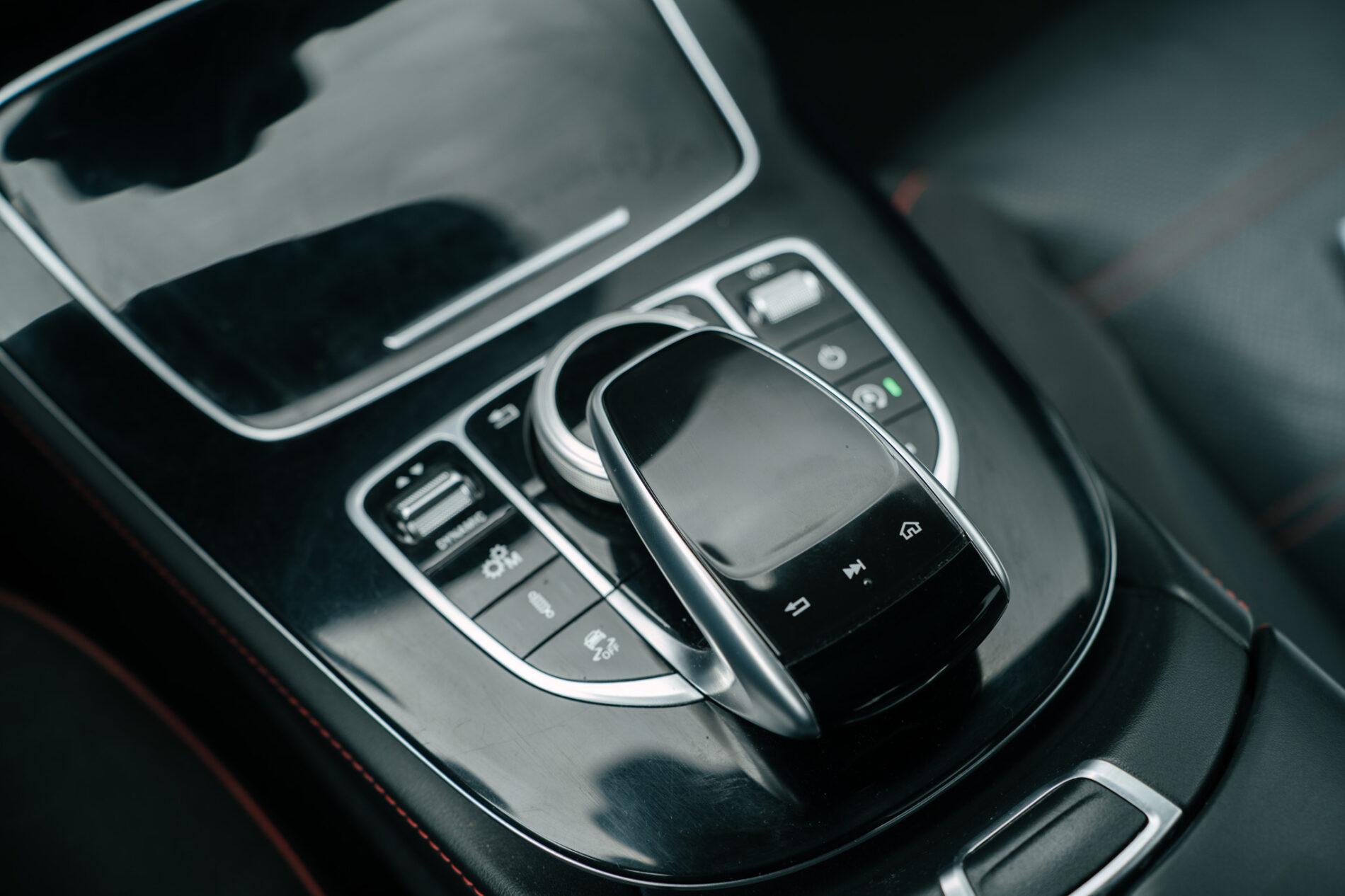 2017 Mercedes-Benz E 43 AMG, bílá sedan, 148 749 km